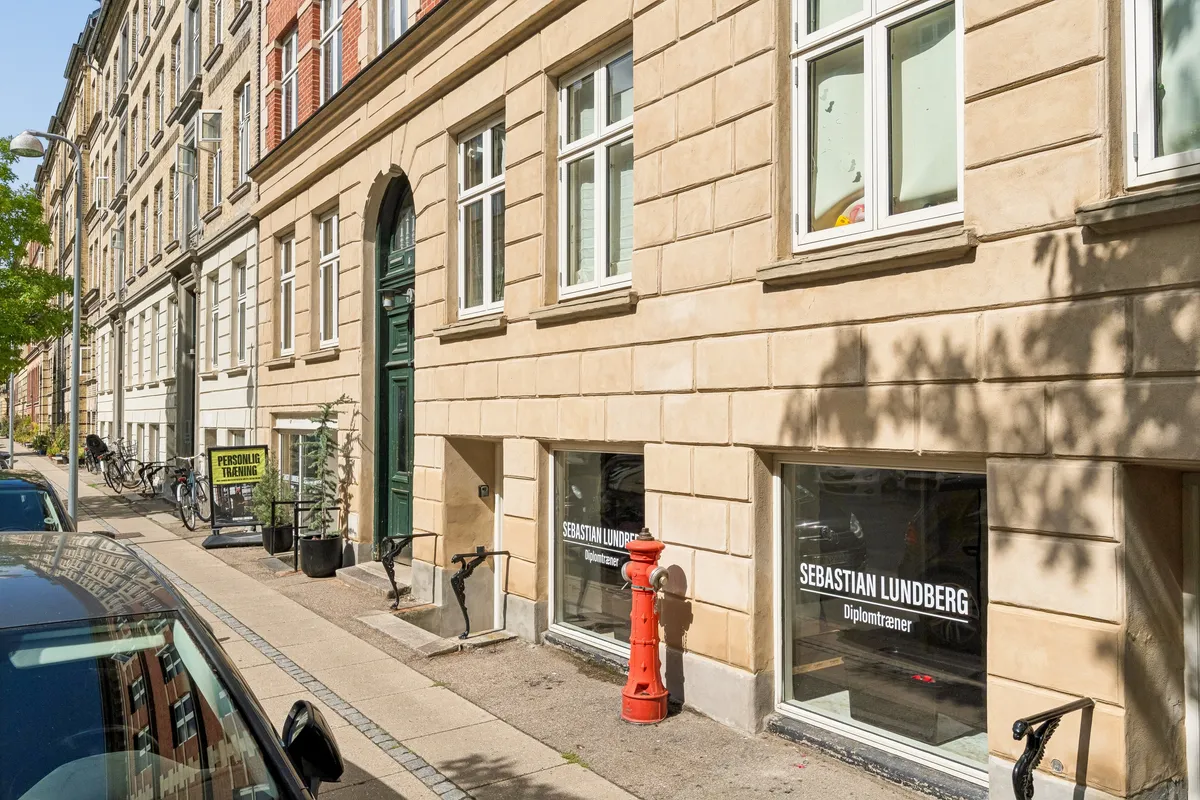 Kontor til leje på Roarsvej 6 i Frederiksberg. Bygningen har store vinduer, et brandvandsslange og en enkelt cykel parkeret på fortovet.