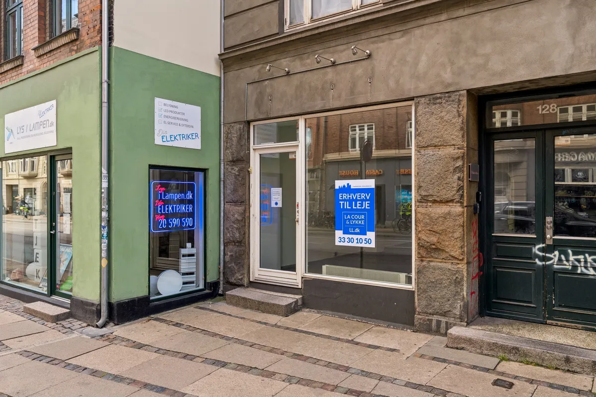 To butikker med skrifterne lys i lampen og elektriker i neon. De nævner henholdsvis lyset og lampen samt elektrikerne og årsagerne til at kontakte dem.