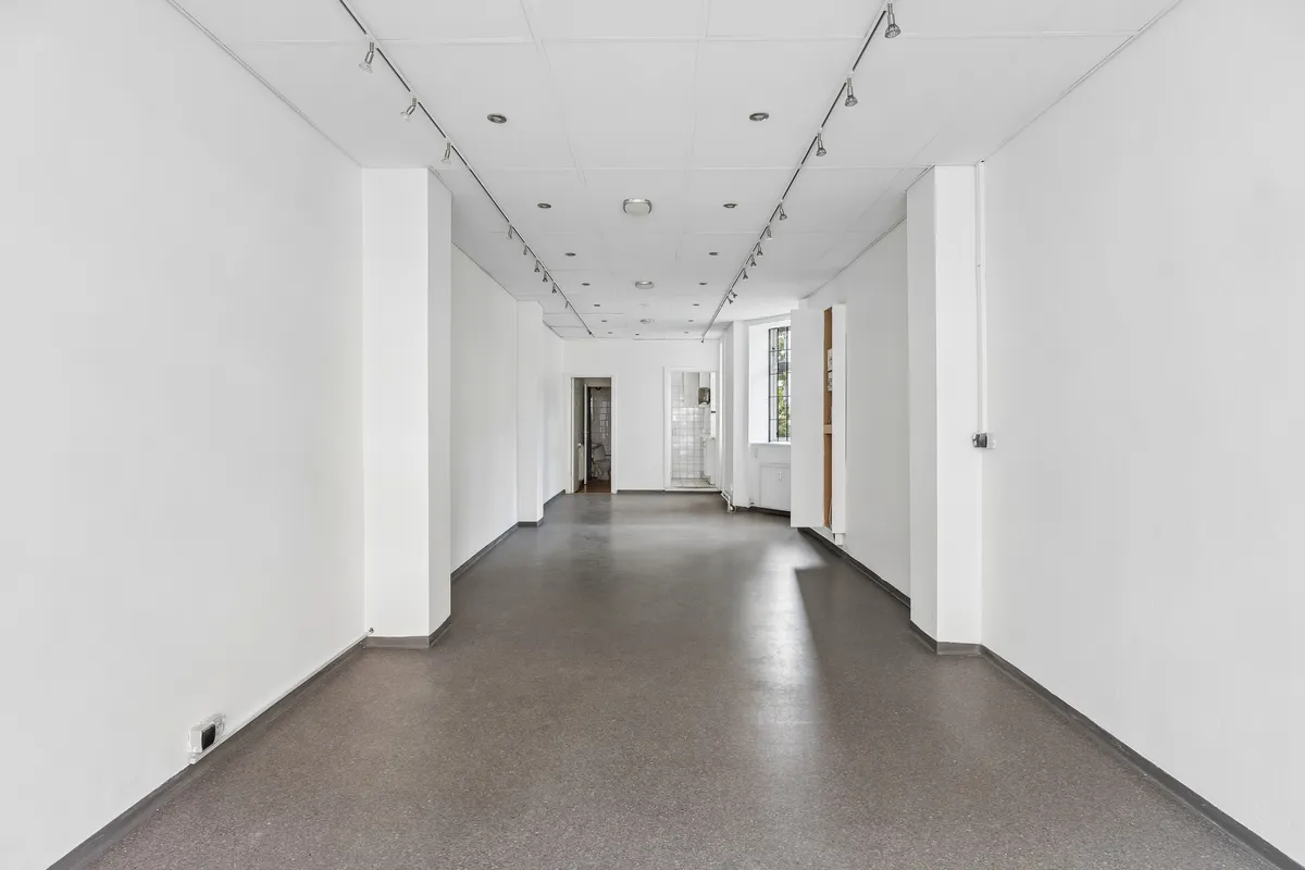 Kort og enkelt, men luksuriøst og stilfuldt, indre butikslokale til leje. Lys, rent og moderne med højt til loftet og glasvinduer. Perfekt til butiksforretning.
