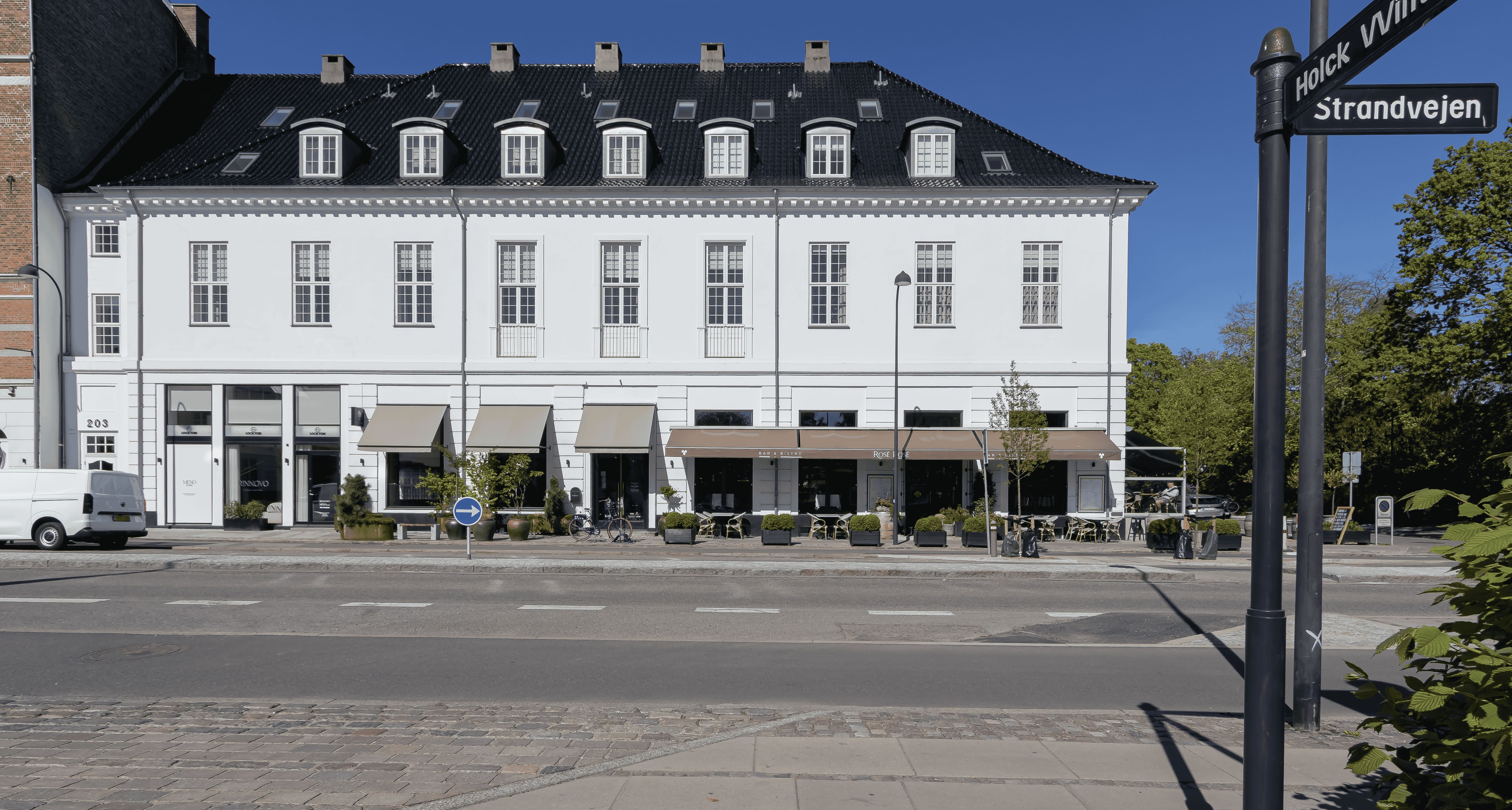 Nyrenoveret butik på Strandvejen 203 med terrasse, vinduer og parkeringsmuligheder