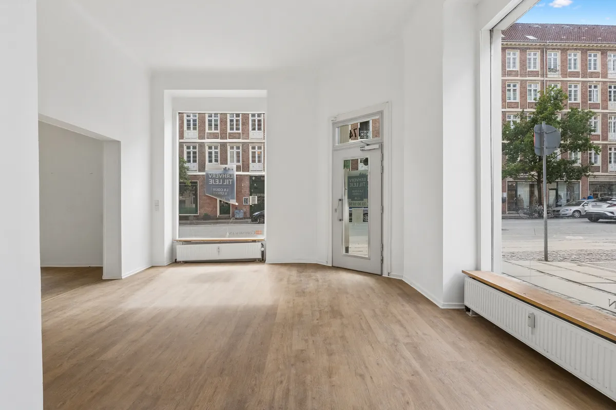 Ledig erhvervslejemål på Vesterbrogade 174 i 1800 Frederiksberg C. Nyrenoveret, møbleret og klar til at åbne i dag.