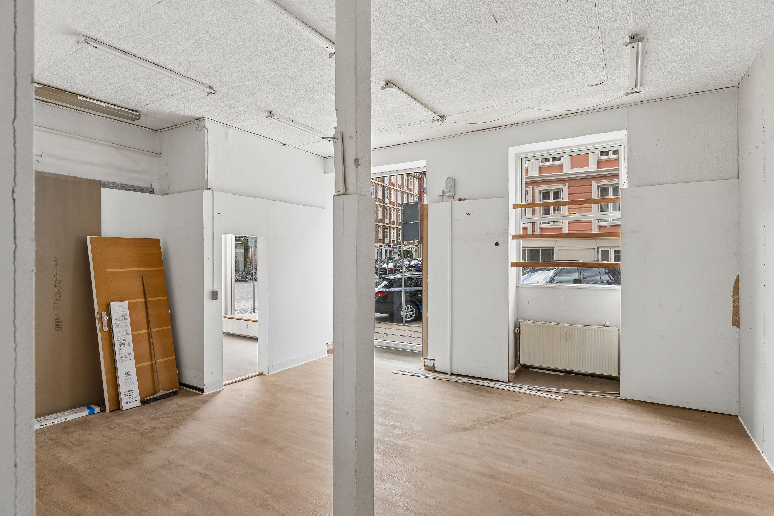 Ledig og klar til renovering er dette store erhvervslejemål på Vesterbrogade 174 i Frederiksberg. Lejligheden har lyse gulve og vinduer, hvorfra der er udsigt til gaden.