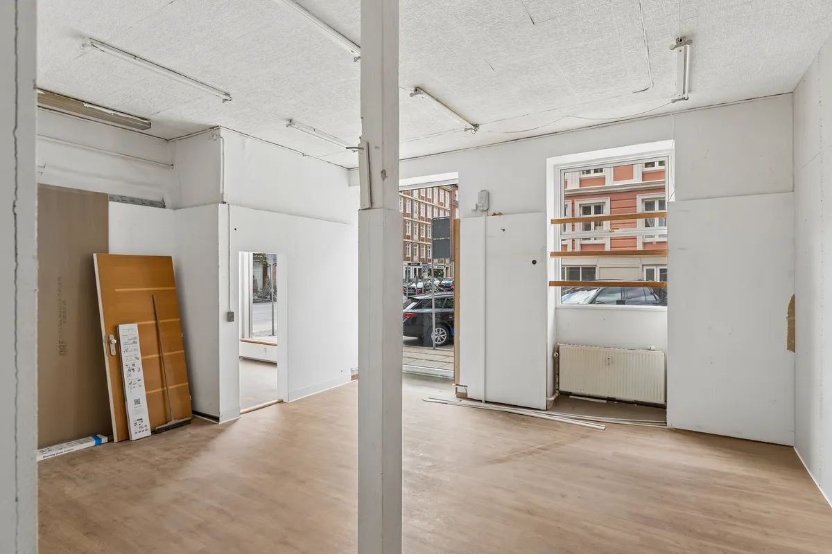 Ledig og klar til renovering er dette store erhvervslejemål på Vesterbrogade 174 i Frederiksberg. Lejligheden har lyse gulve og vinduer, hvorfra der er udsigt til gaden.