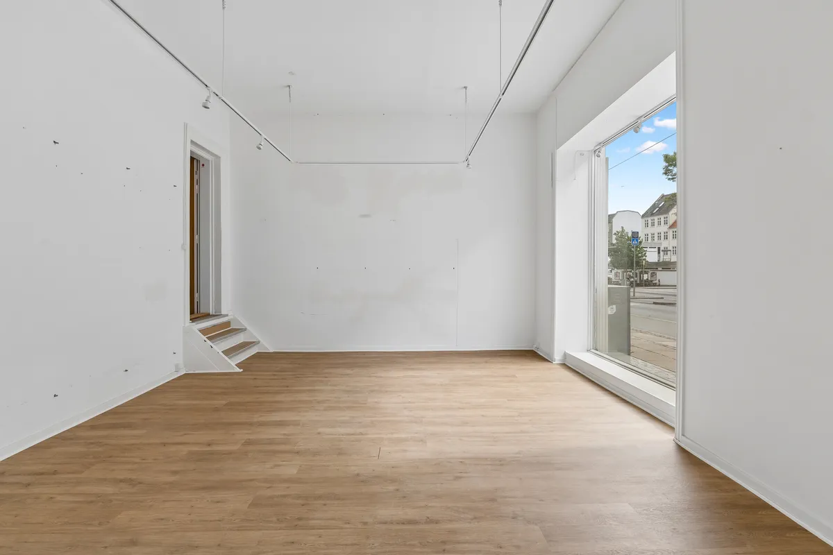 Ledig butikslokal med høj gennemgang på Vesterbrogade 174, 1800 Frederiksberg. Ren og tømt butikslokal med hårdt trægulv og store vinduer