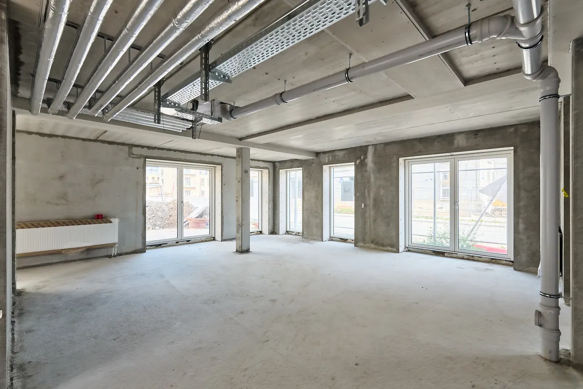 Rummelig lokale til leje med store vinduer og moderne indretning i Allerød. Lokalet er i det øjeblik tomt og klar til indretning.