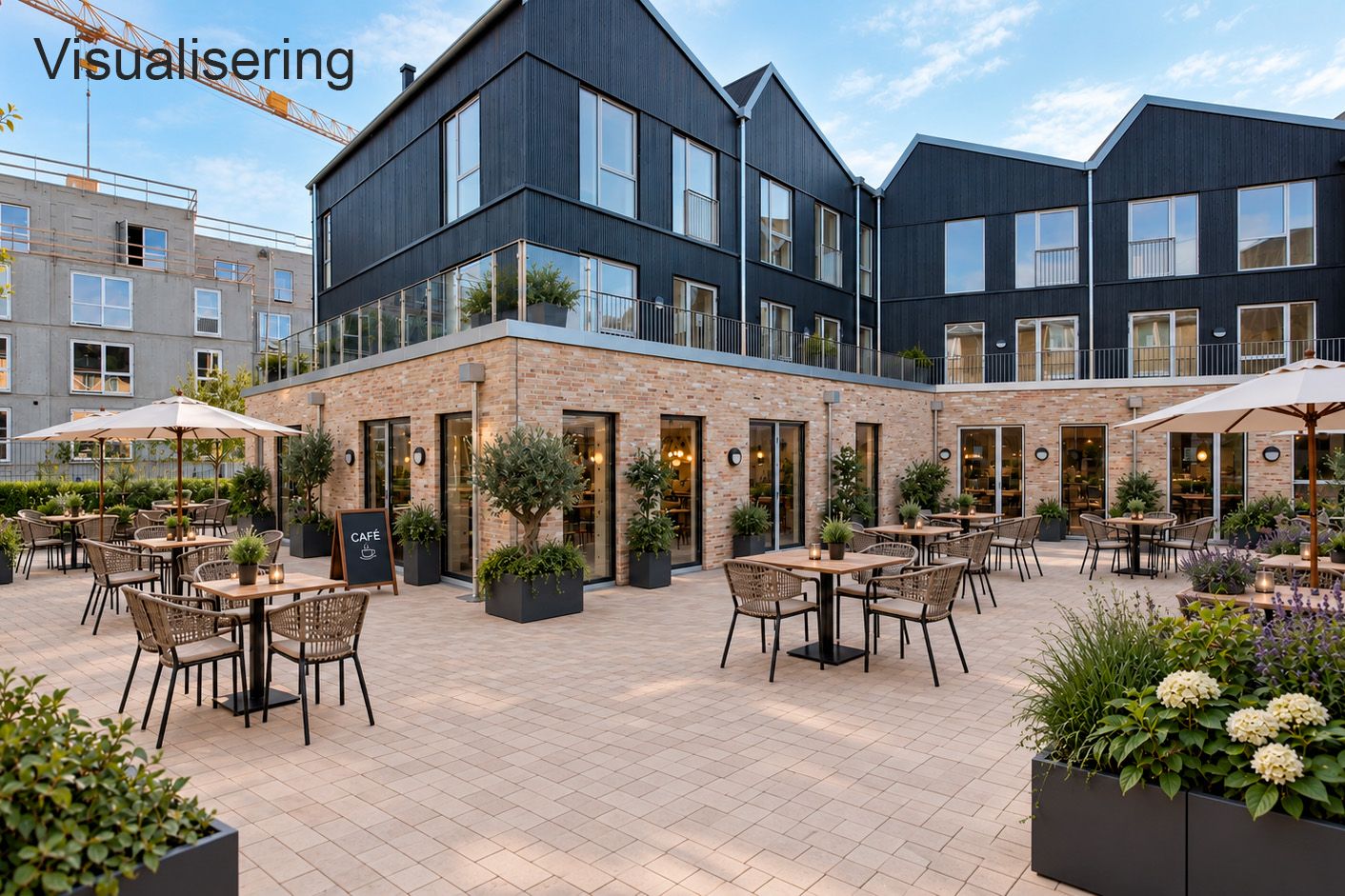 Moderne og luksuriøs café med terrasse og udsigt til Frederiksborgvej 11. Bygningen er slank og raffineret, med sort og beige facade. Bord og stole er anbragt under parasoller på terrassen, hvor der er planter og kunstværker.