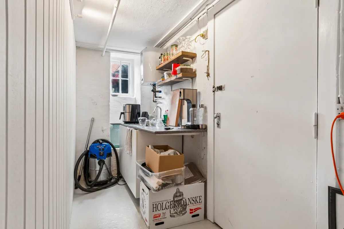 Investeringsejendom med køkken, opvaskemaskine, kaffemaskine, støvsuger og lagerbokse på Henrik Steffens Vej 4, kl. og 6, kl.