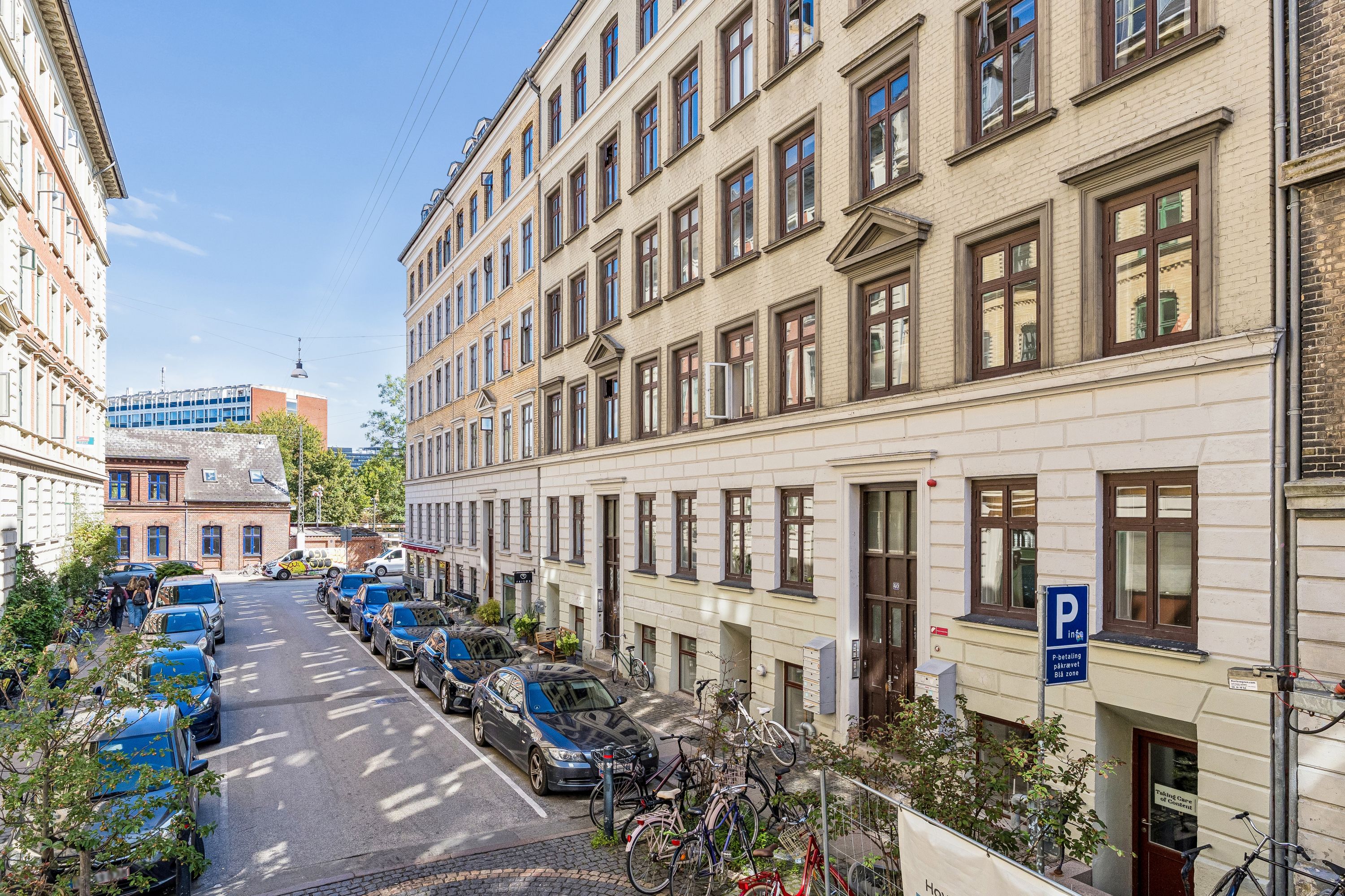 Lejlighed til leje på Peter Fabers Gade 42 i København. Lejligheden er i høj kælder med parkeringsmulighed og er renoveret med moderne møbler