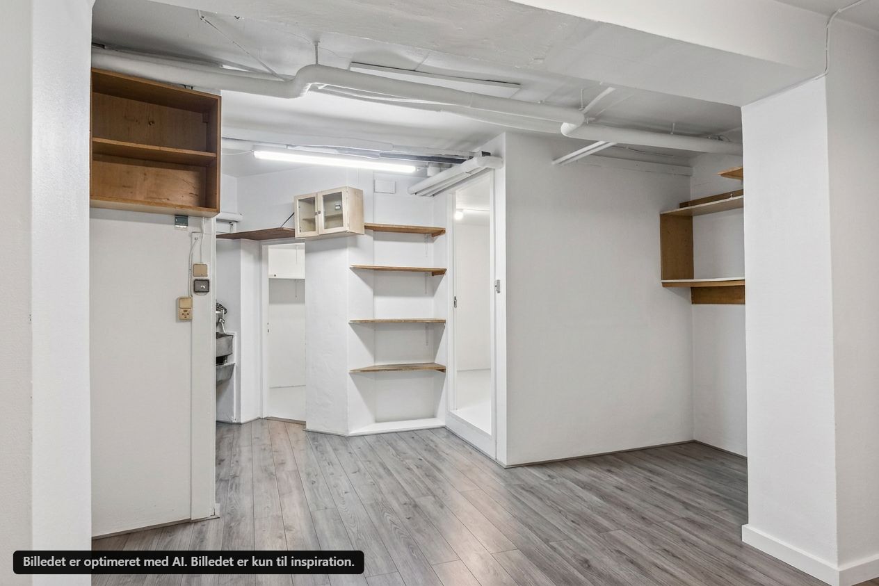 Lej tomt butiksrum på Enghavevej 51 i København V. Komplet nyudstyret med moderne interiør og lyse lofter. Lokaler med masser af plads til lager og opbevaring. Perfekt til detailhandel og kontorarbejde.