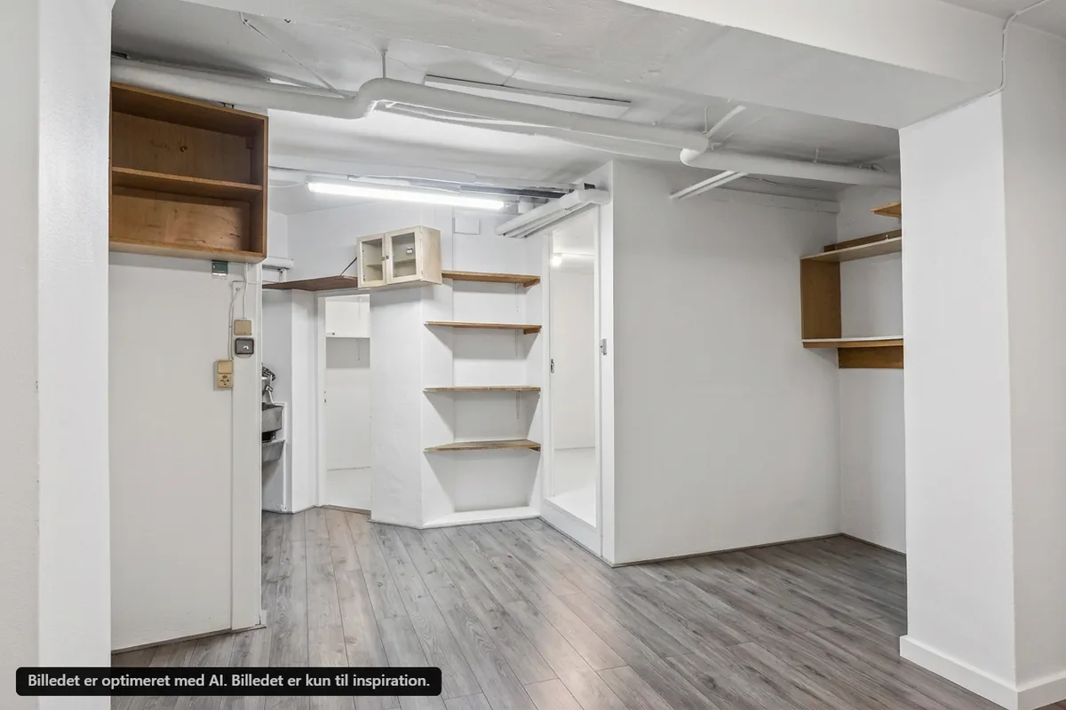 Lej tomt butiksrum på Enghavevej 51 i København V. Komplet nyudstyret med moderne interiør og lyse lofter. Lokaler med masser af plads til lager og opbevaring. Perfekt til detailhandel og kontorarbejde.