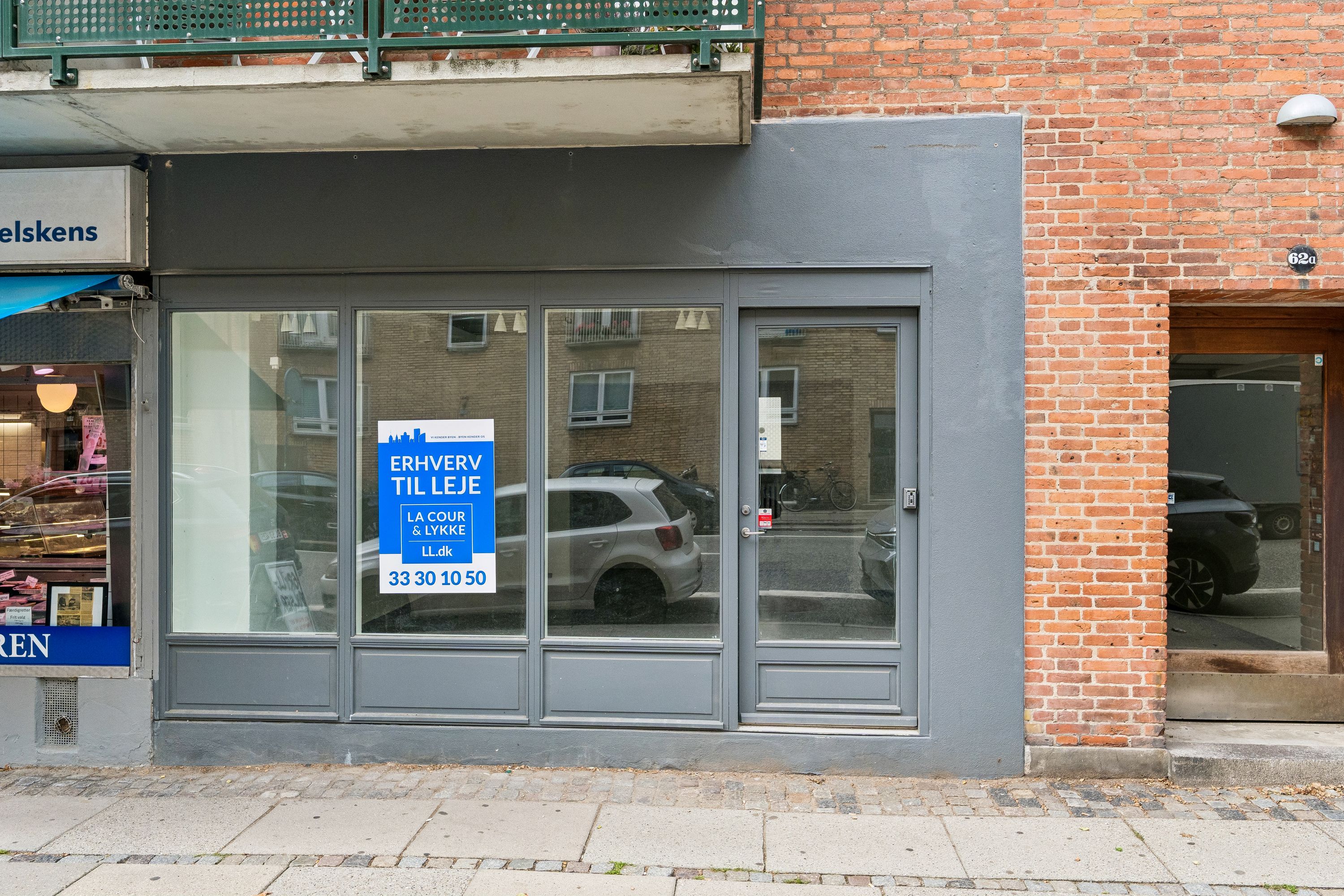 Butik til leje på Ordrupvej 62A med 80 m² salgsarealer og 10 m² lager. Lejerne er udstyret med moderne vinduer og smukke røde murstensvægge