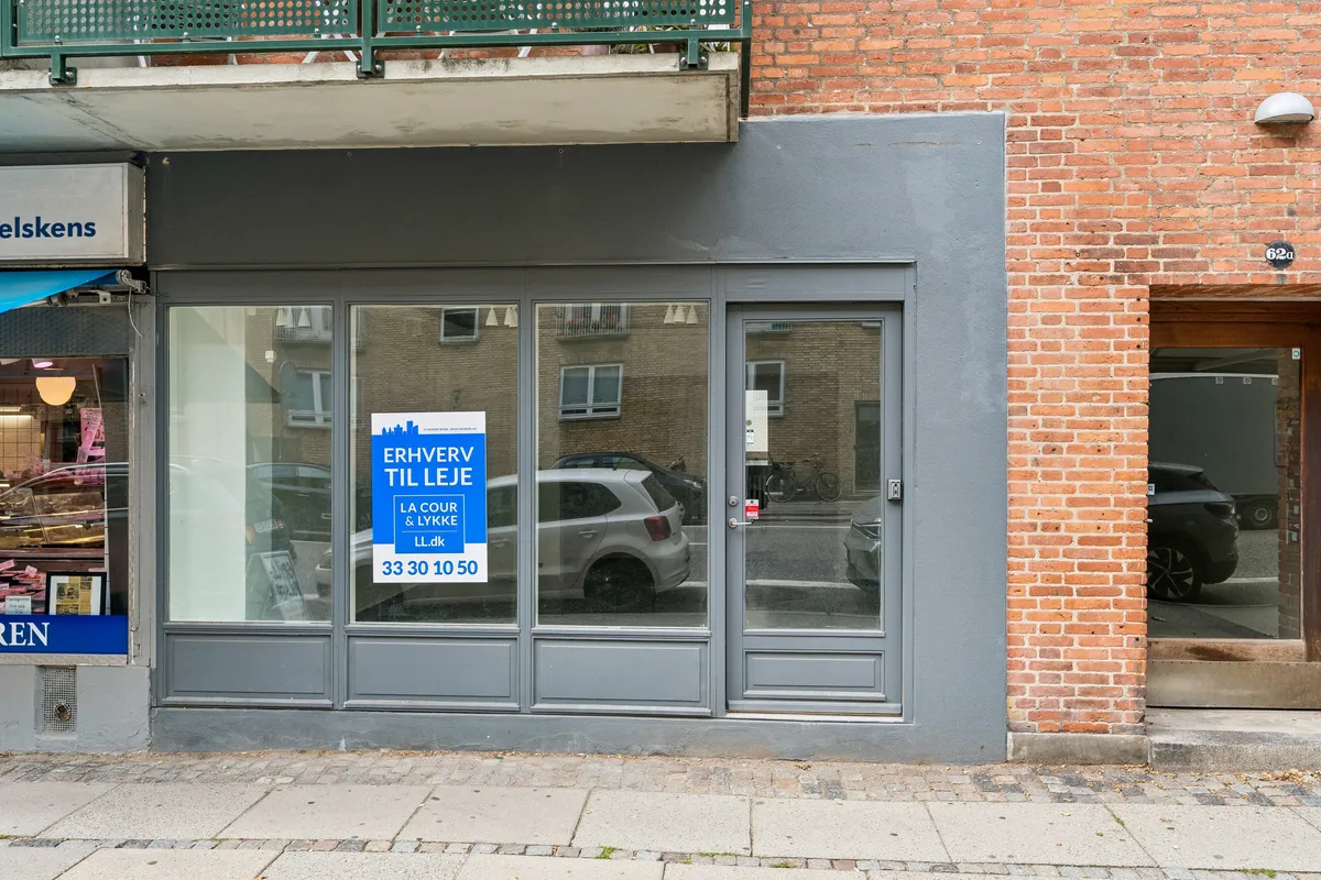 Butik til leje på Ordrupvej 62A med 80 m² salgsarealer og 10 m² lager. Lejerne er udstyret med moderne vinduer og smukke røde murstensvægge