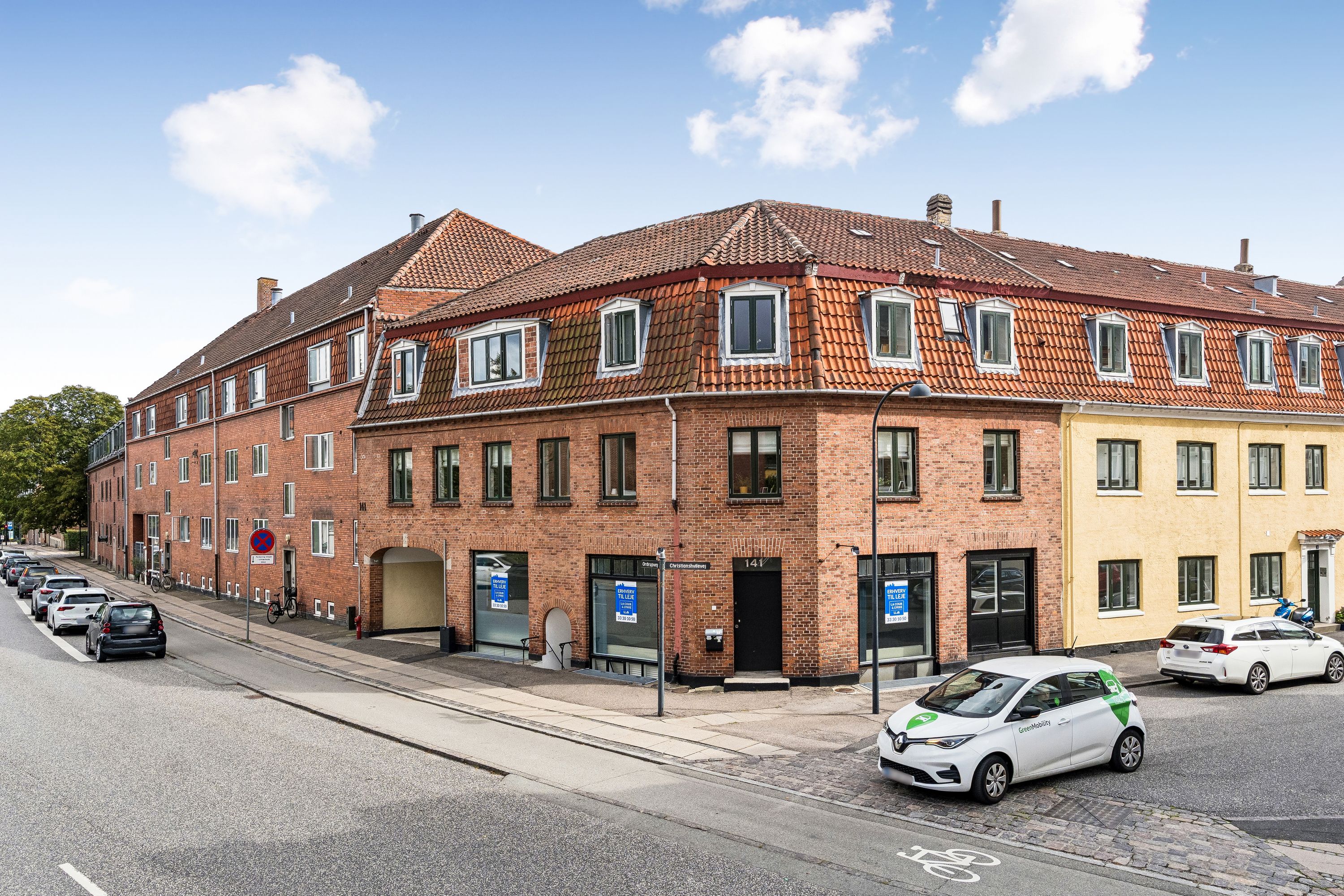 Kontor/butik til leje på Ordrupvej med udsigt over Charlottenlund. Moderne bygning med store vinduer og forretningsområde. Anbefaling til ejendomsmægler og kontorforretning.