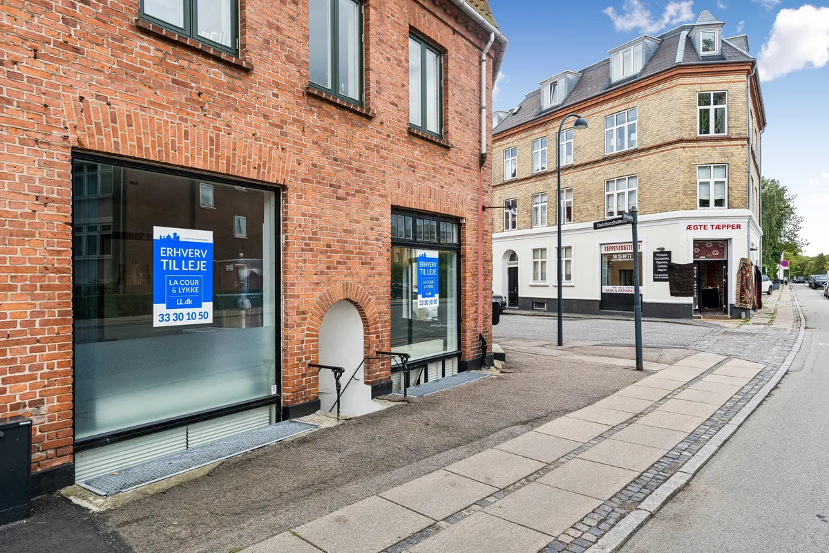 Kontor/butik til leje på Ordrupvej 141 i Charlottenlund med store vinduer. Godt hjørne med udsigt mod Ordrupvej/Christianshvilevej. Egnet til specialbutik, showroom eller kontor.