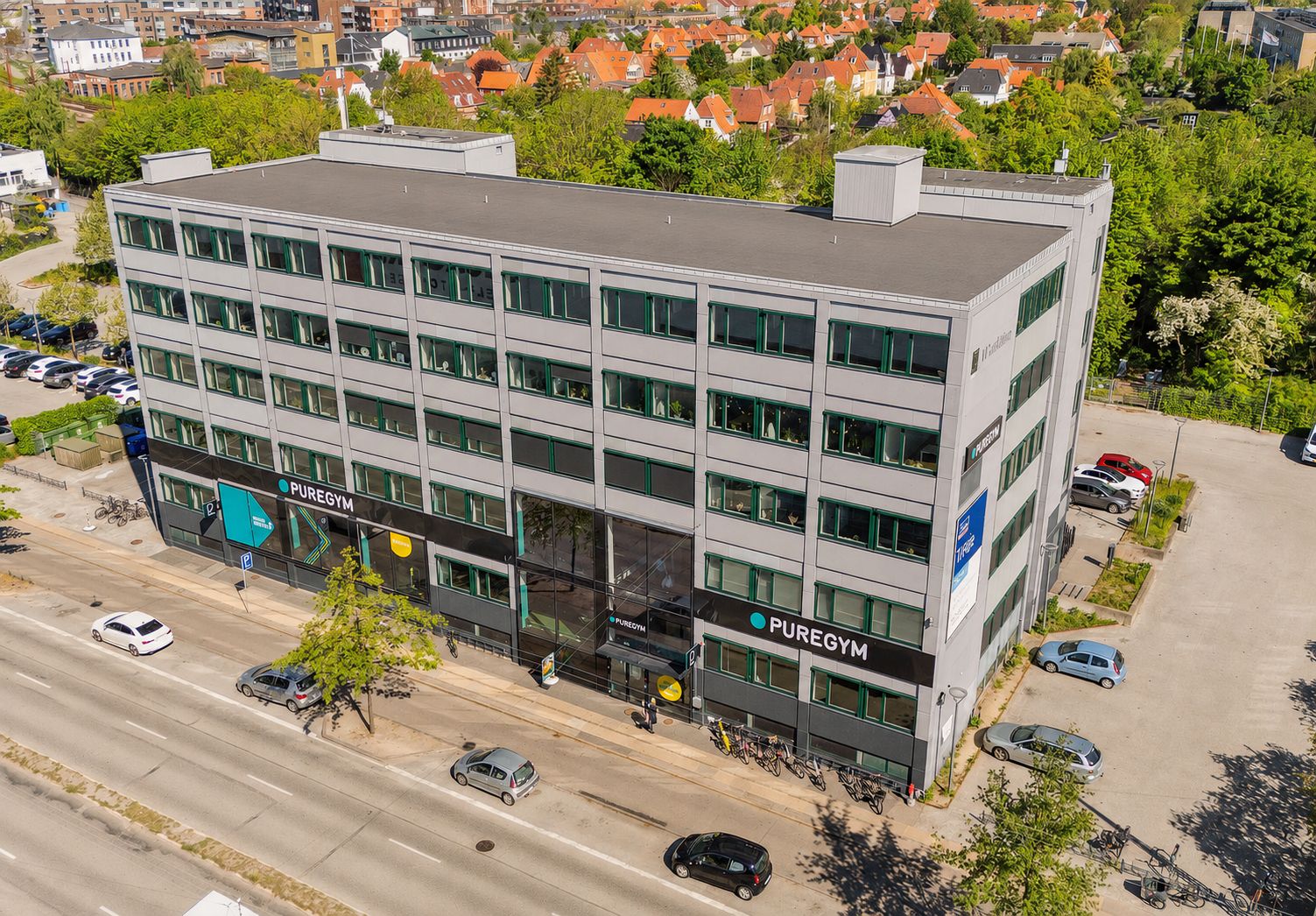 Indflytningsklart kontor på Haydnsvej 2 med moderne faciliteter og stærk infrastruktur. Parkeringspladser og grønne områder uden for bygningen. Lejemålet overtages med nymalede vægge og lofter.