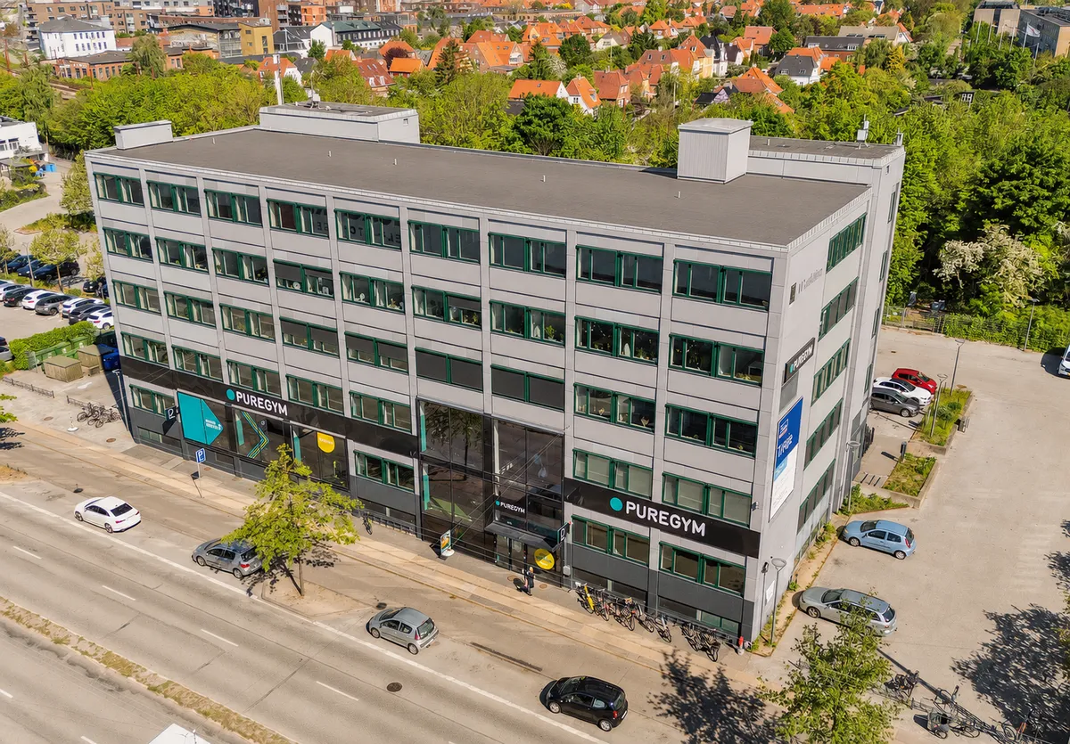 Indflytningsklart kontor på Haydnsvej 2 med moderne faciliteter og stærk infrastruktur. Parkeringspladser og grønne områder uden for bygningen. Lejemålet overtages med nymalede vægge og lofter.