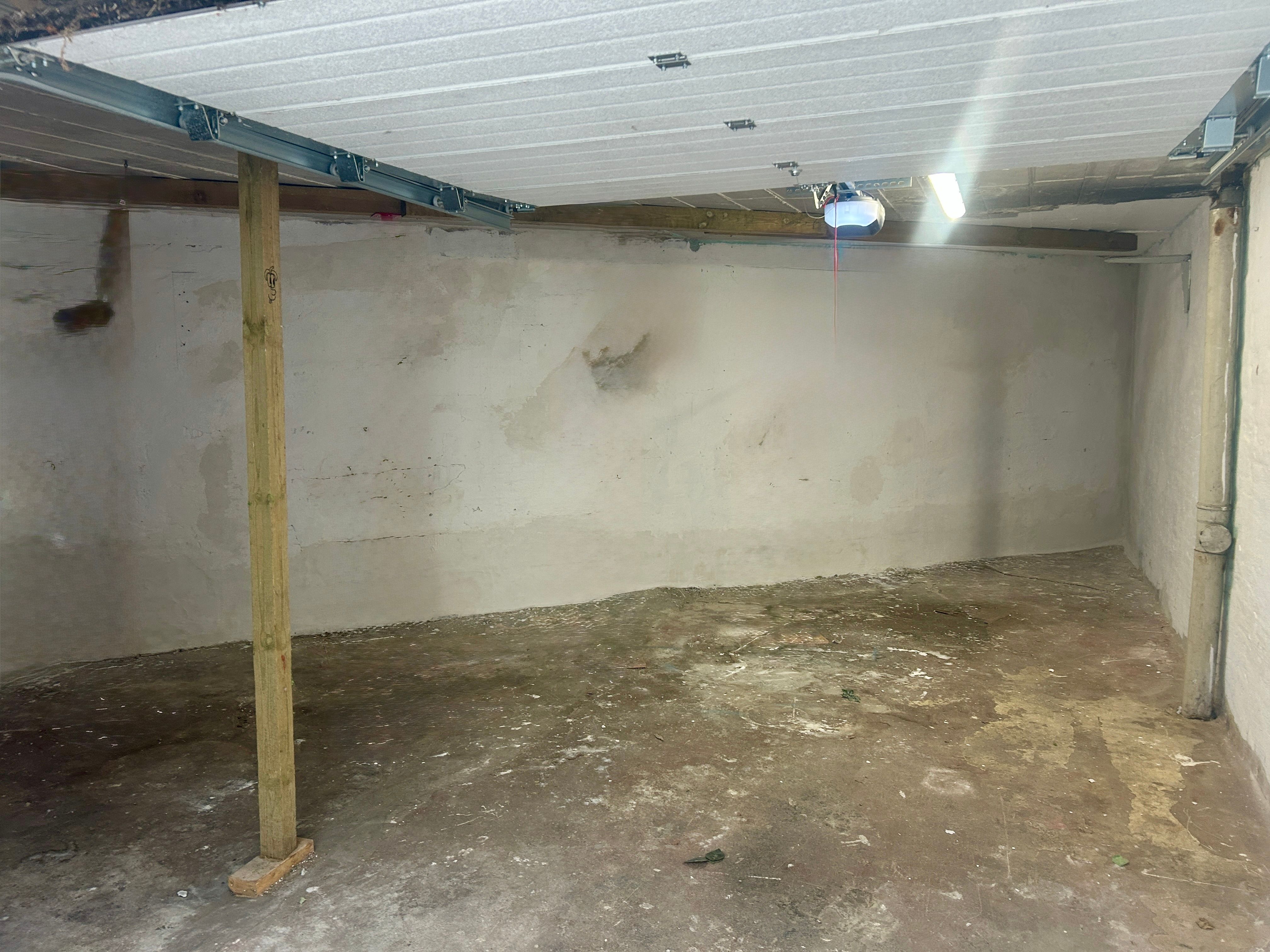Dobbeltgarage med vægge, cementgulv og loft. Garagen er i et lukket område, der er ideelt som lager til virksomheder eller håndværkere.