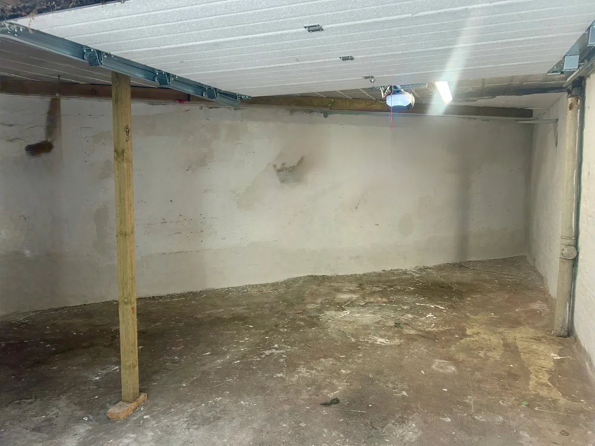 Dobbeltgarage med vægge, cementgulv og loft. Garagen er i et lukket område, der er ideelt som lager til virksomheder eller håndværkere.