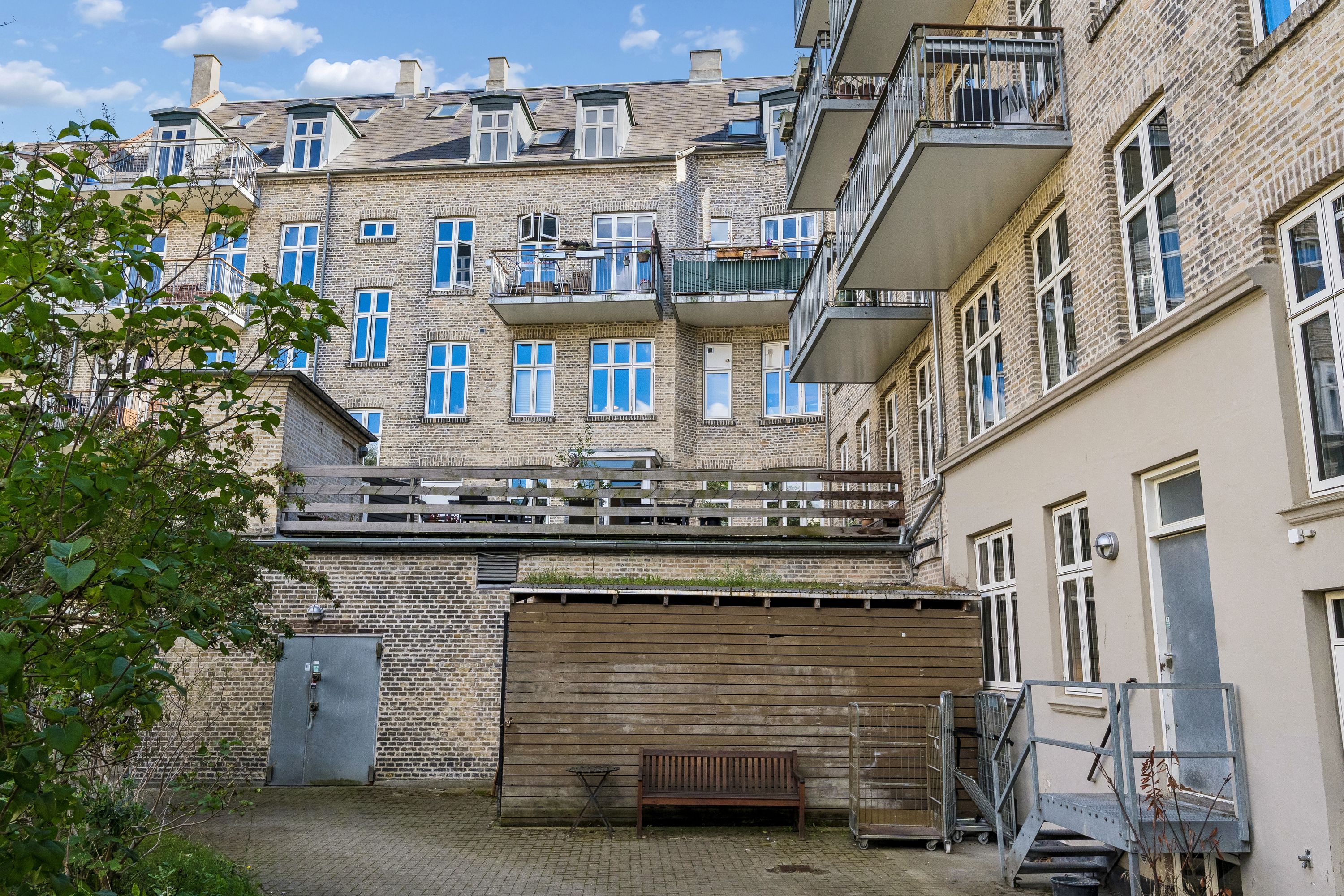 Lejlighed med terrasse og parkeringsplads til leje i klassisk bygning i Frederiksberg, med masser af dagslys og udsigt til gaden