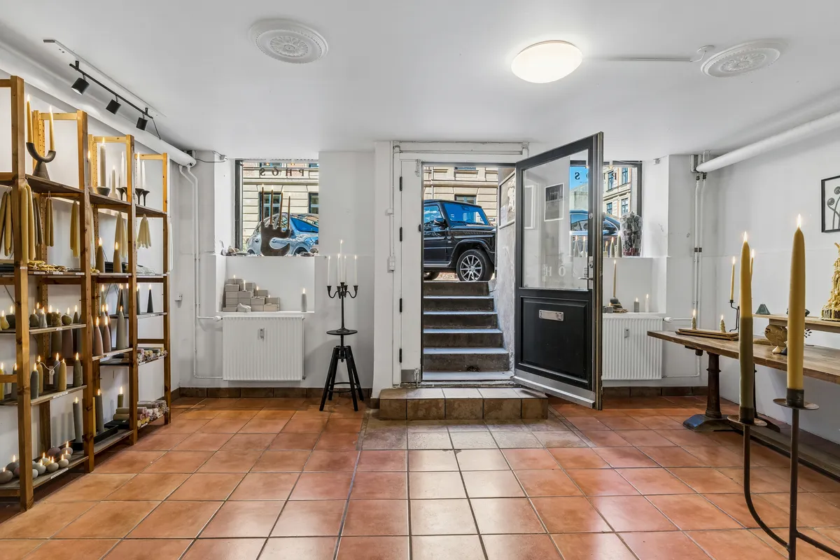 Rå og autentisk kælderlejemål med terrasse, store vinduer og møbler i en gammel bygning på Nansensgade 60, 1366 København K