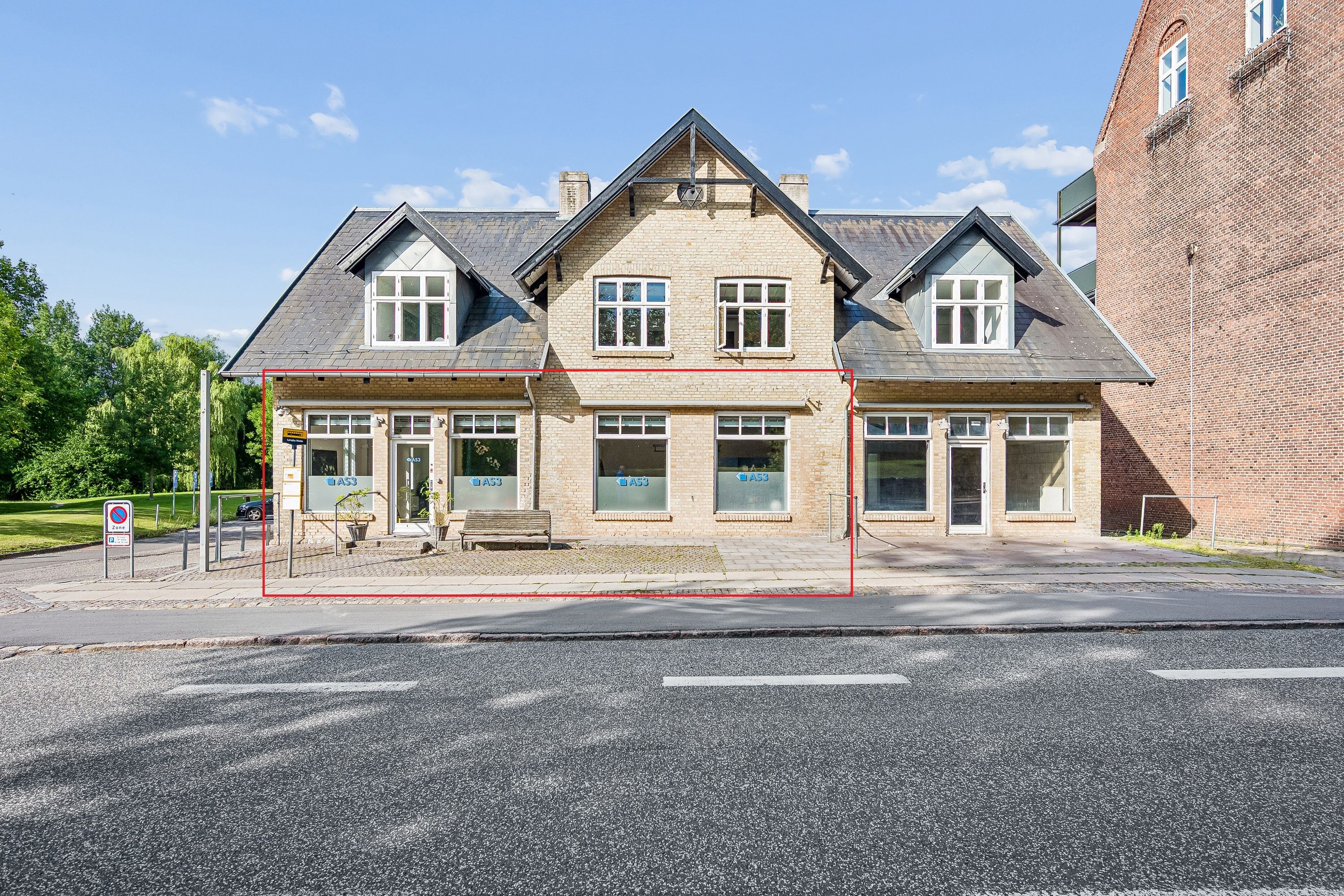 Kontor/Butik til leje på Lyngby Hovedgade 10B med terrasse, parkeringsplads og nyt gulv. Lejemaal med glasvinduer og 3 etaager med parkeringsplads.