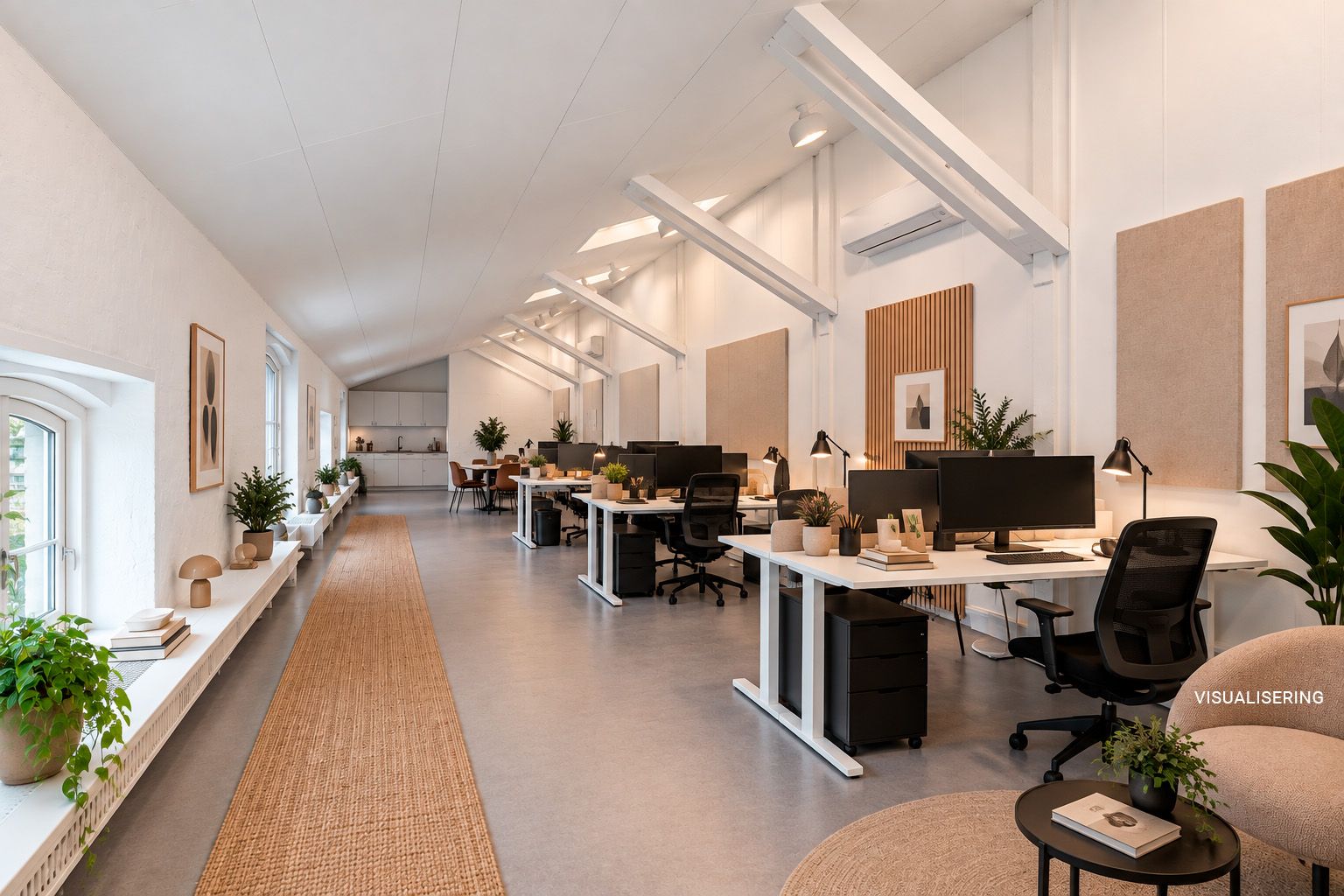 Lyst kontormiljø med højt loft, lysevinduer, plantager og moderne møbler på første sal i bindingsværkshus