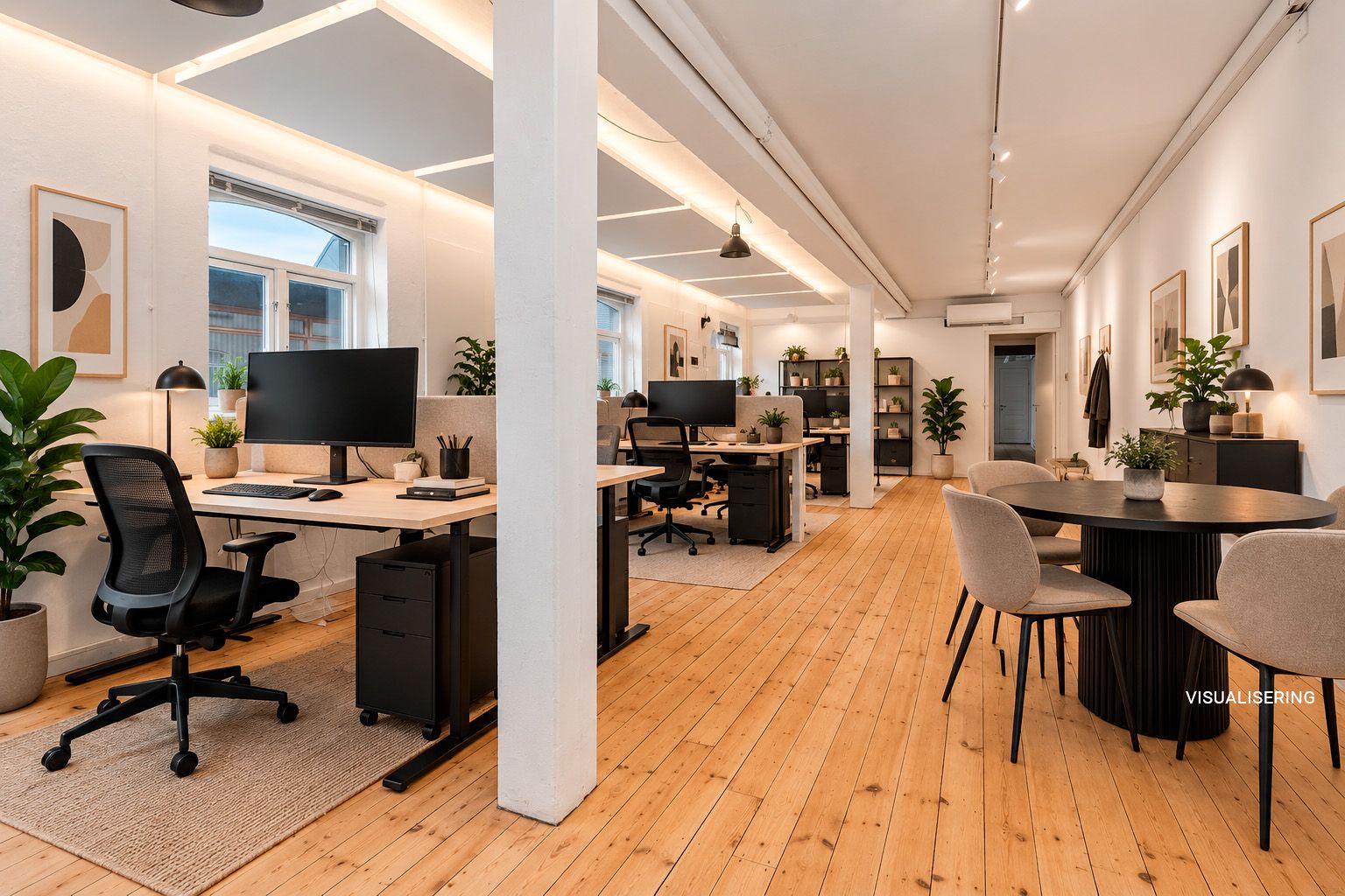 Lyst kontorområde med moderne møbler og smukke plantearrangementer. Hvidt loft med indbygget belysning og trægulv. Slanke stolpeelementer og minimalistisk indretning.