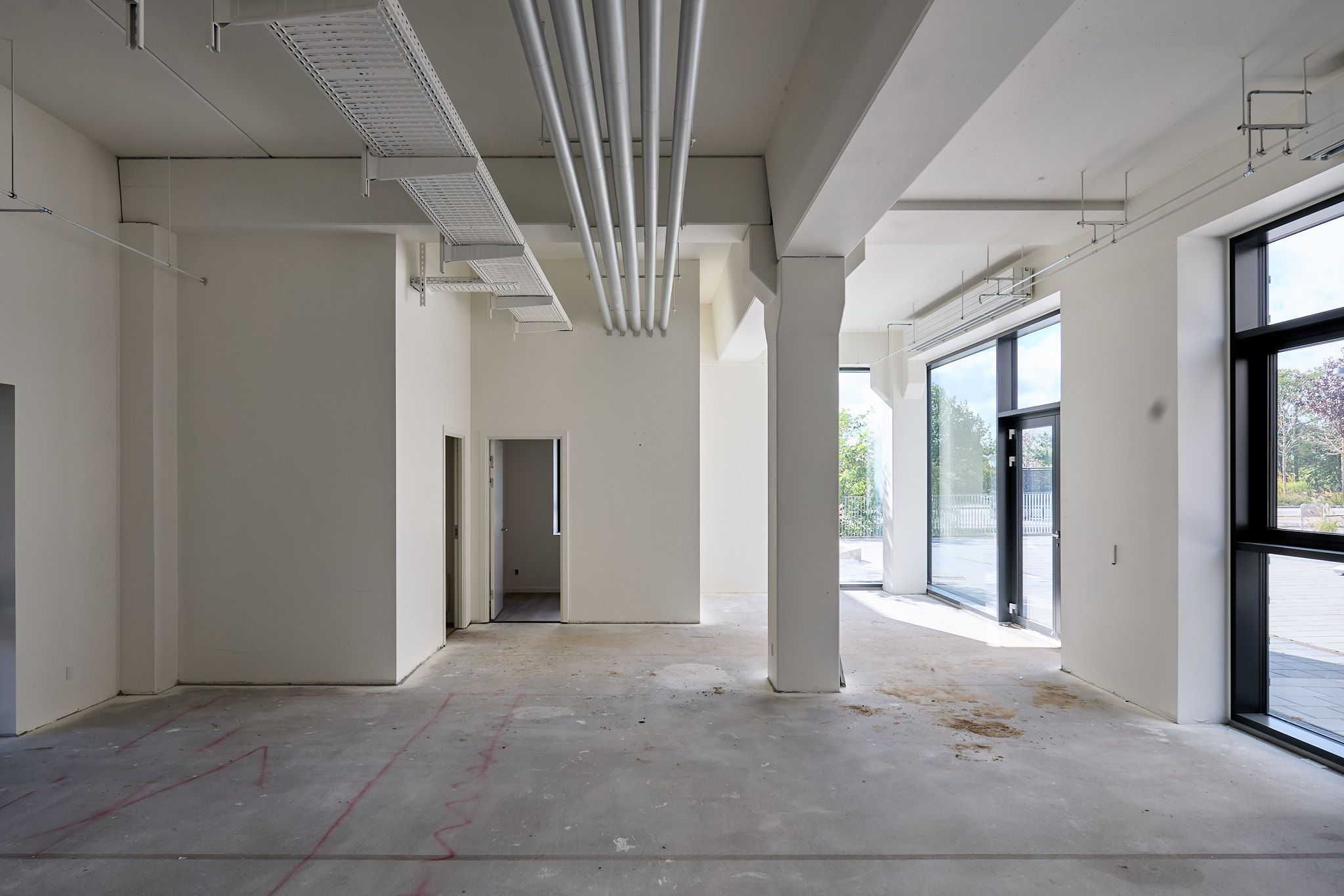 Åbent og veldisponeret hjørnelejemål med højt loft og smukke glasvinduer. Udstykket med moderne tekniske faciliteter og tæt på Skovlundes bymidte