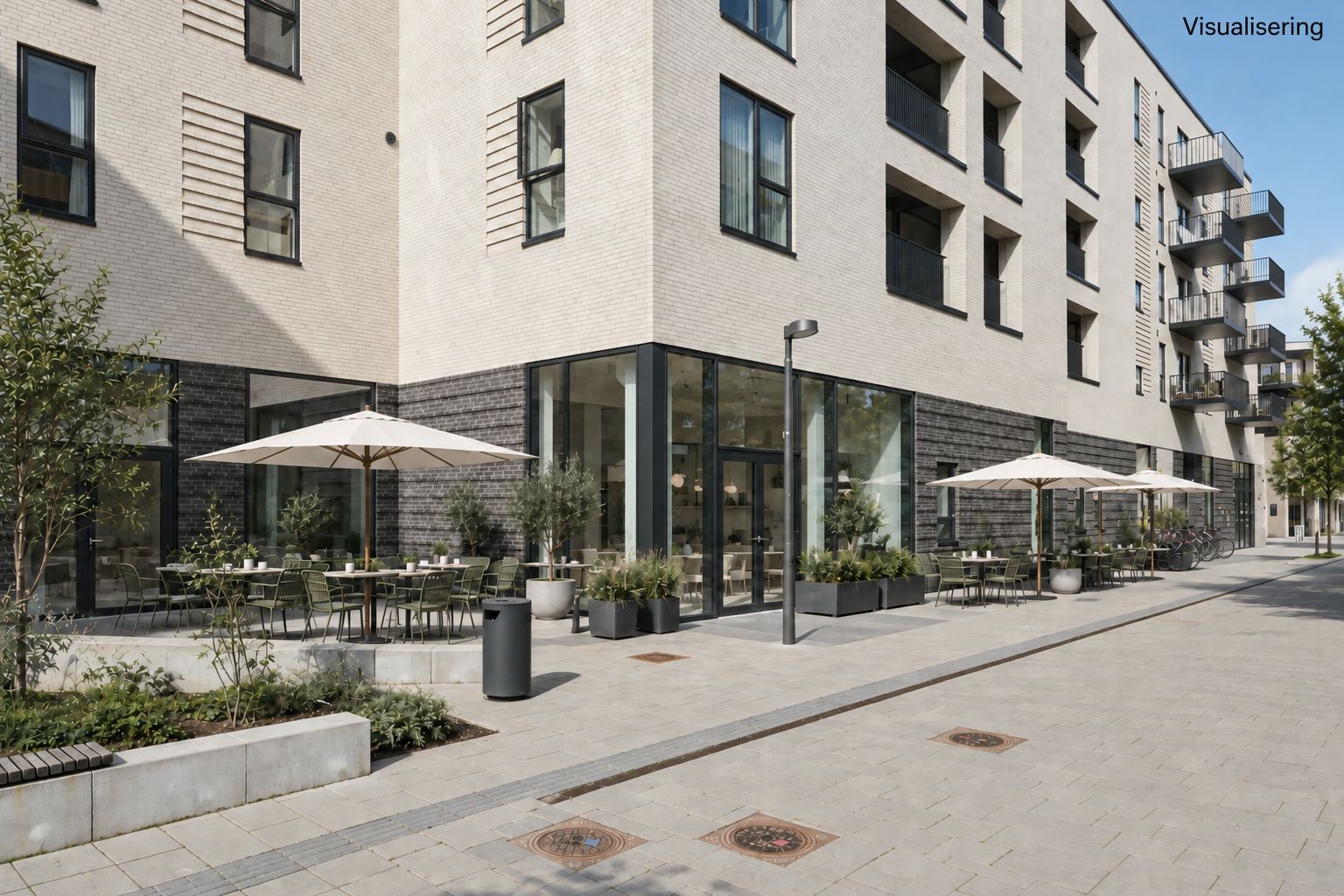 Lejemål med terrasse og udendørs spisesteder. Restaurant med terrasse og udendørs serveringsborde og stole.