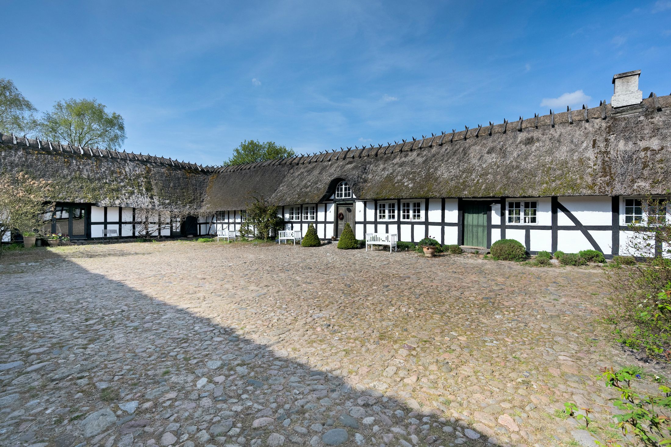 Fredet landejendom med smukke nyttehave, tørvetag og træskur med udsigt til marker og skov