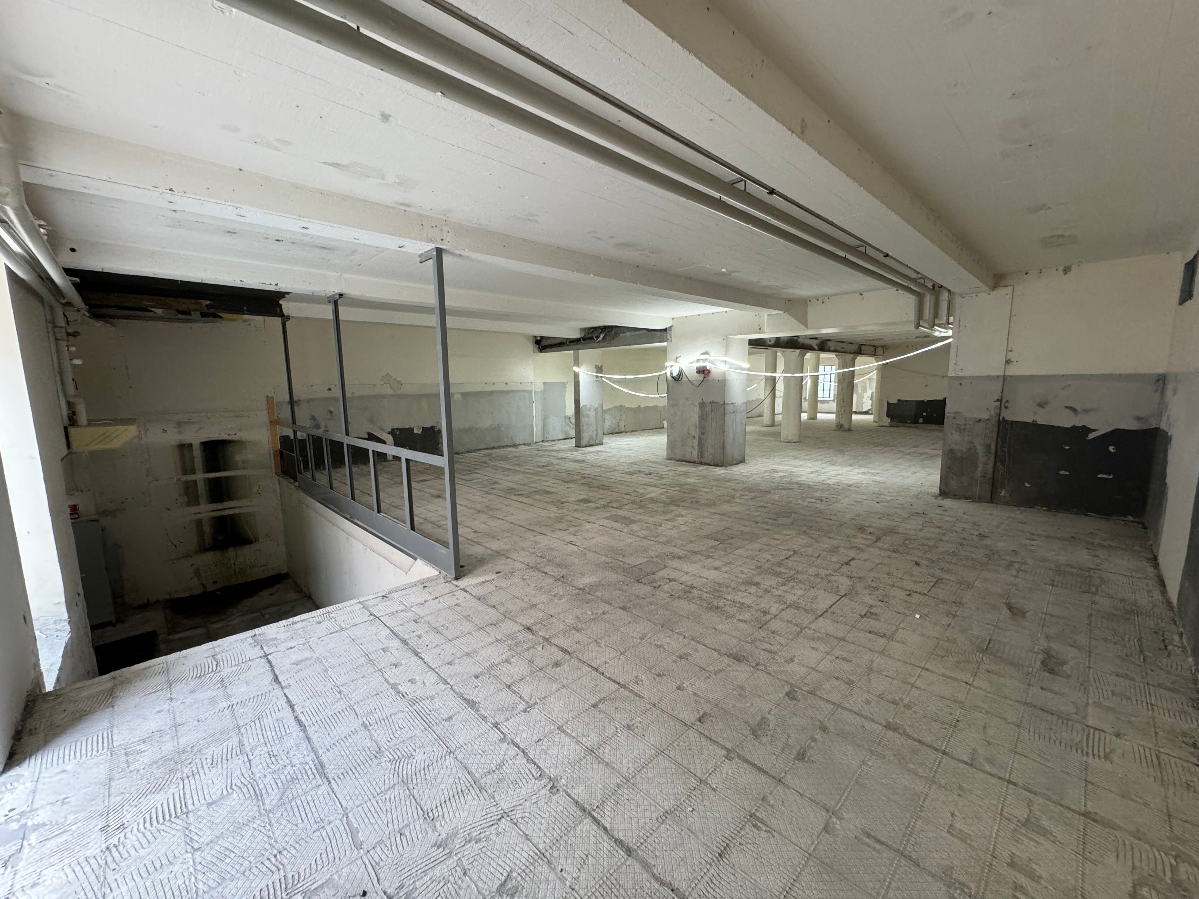 Store tomrum i renoveret erhvervslejemål med højt til loftet og nygulv i loftsrummet