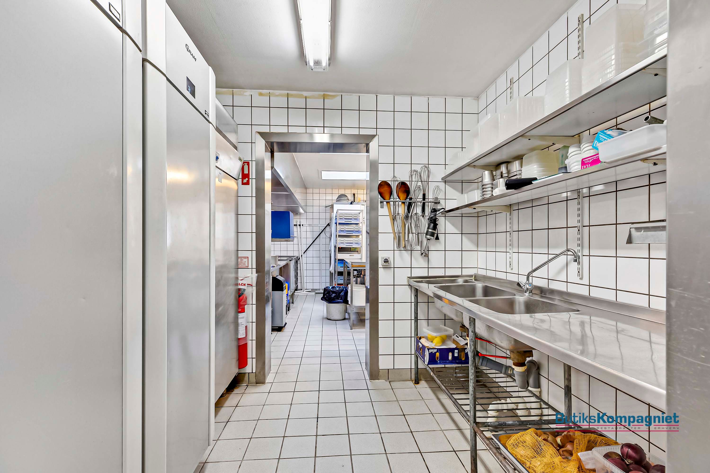 En ren og funktionel kommerciel køkken med moderne apparater og hygiejniske faciliteter i en kommerciel bygning