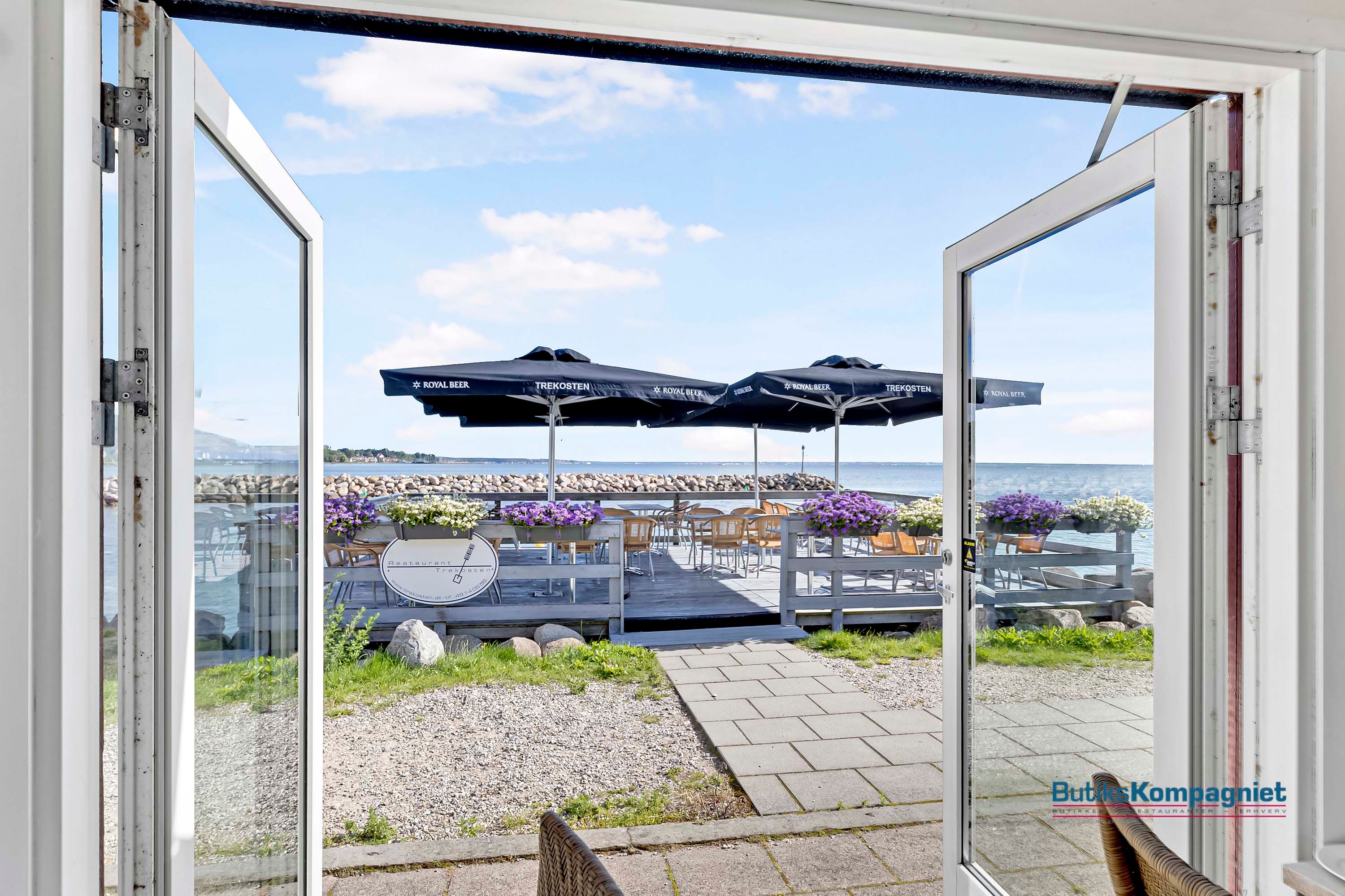 En restaurant med fuld havudsigt og terrasse, hvor gæsterne kan nyde udsigten og det lokale køkken