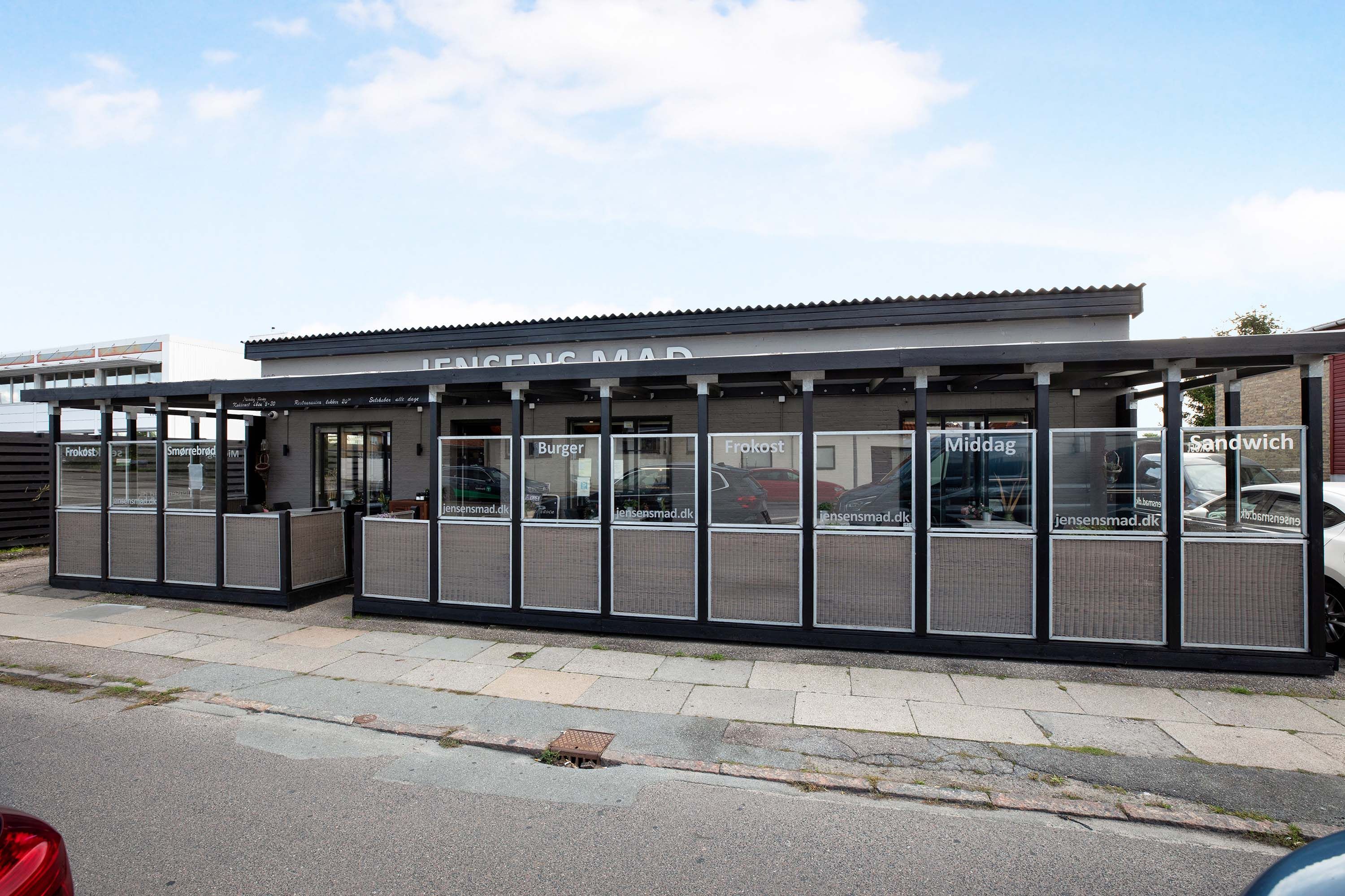 En restaurant med plads til 30 personer udenfor og 40 personer inde, samt udvalg af mad og drikkevarer.