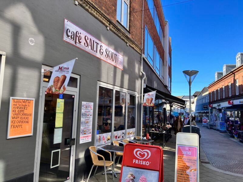 Café Salt & Sodt på Torvestræde 6 i Næstved står klar med is, burgere og kaffe til gågadens besøgende