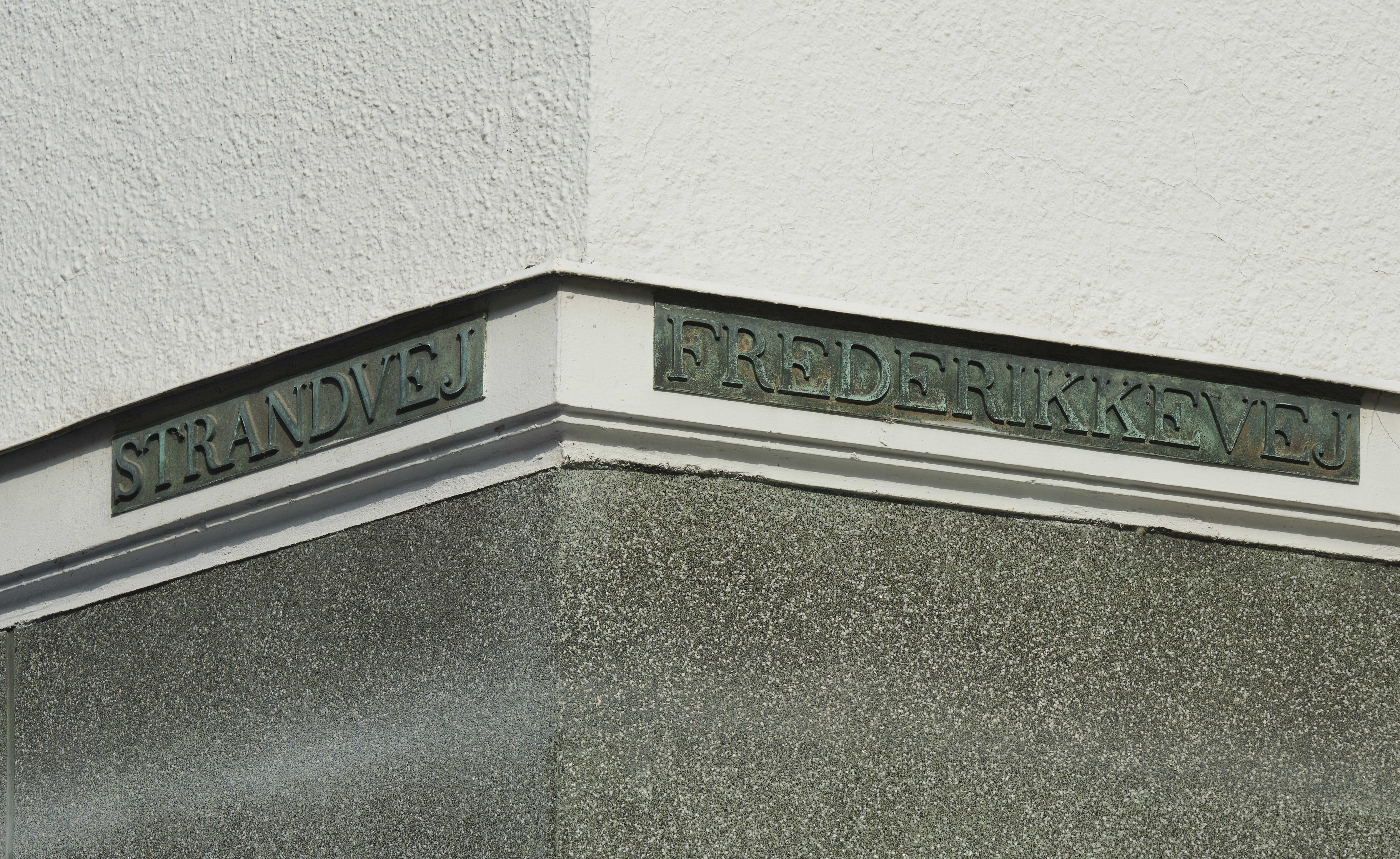 To gulve ned er der skrift på hvide vægge, Strandvej og Frederikkevej