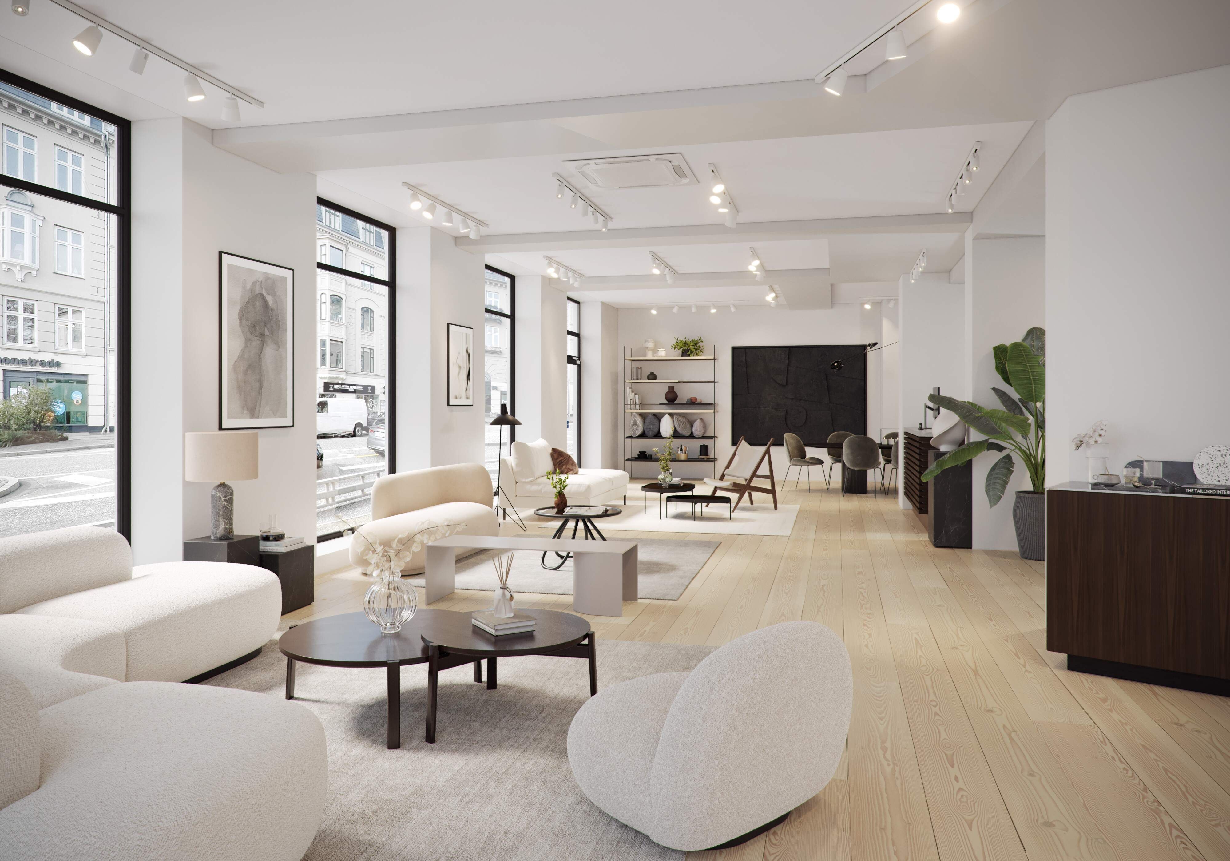 En moderne og stilfuld stue med hvide vægge, store vinduer og masser af møbler i hvid og grå. En stor plante og en høj