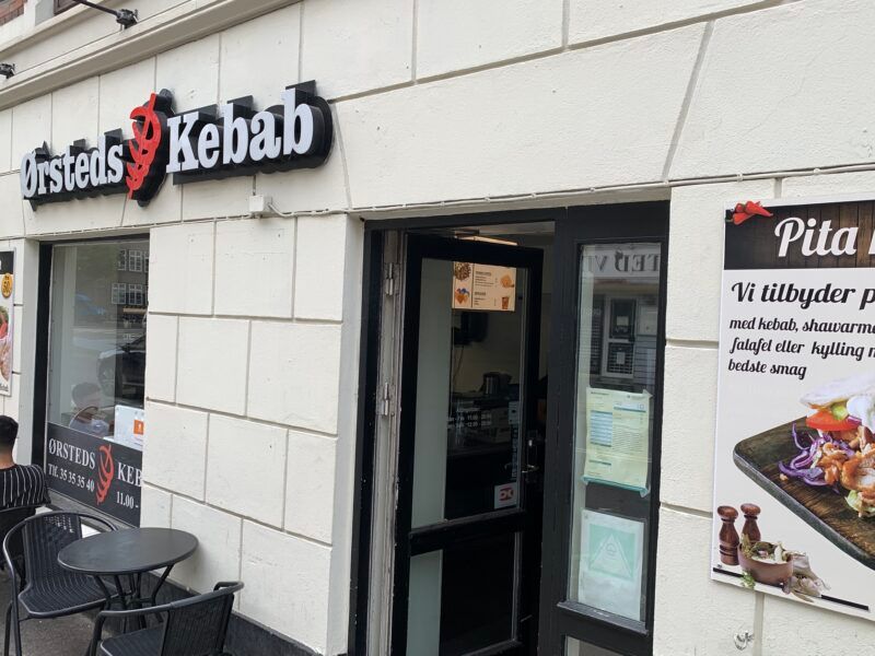 Ørsted Kebab på H.C. Ørstedsvej, Frederiksberg, med spisestedets skilt og indgangsdør åben.