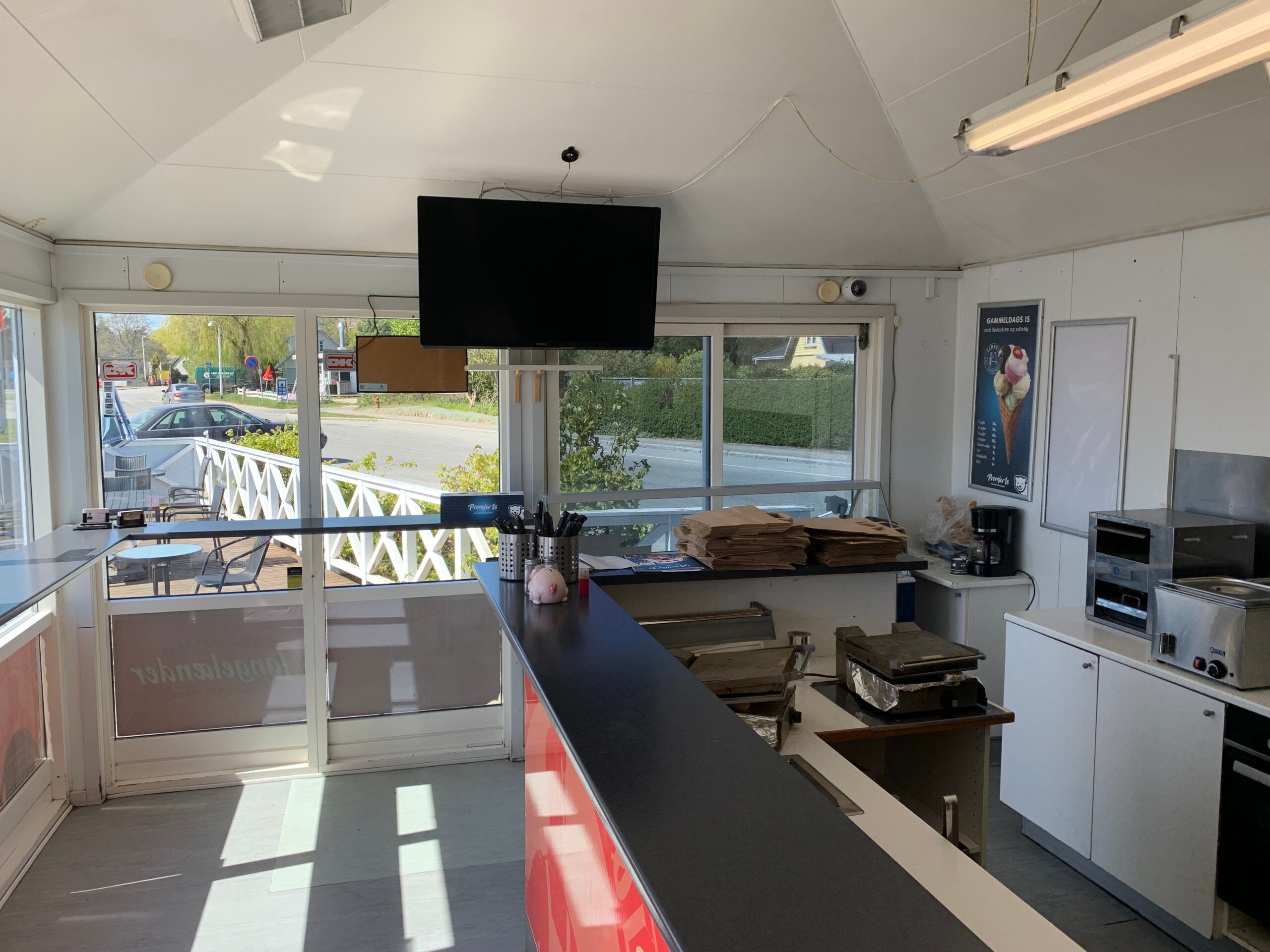 Forretningen er en sømandsbod med udendørs spisning og sælger is og andre drikkevarer.