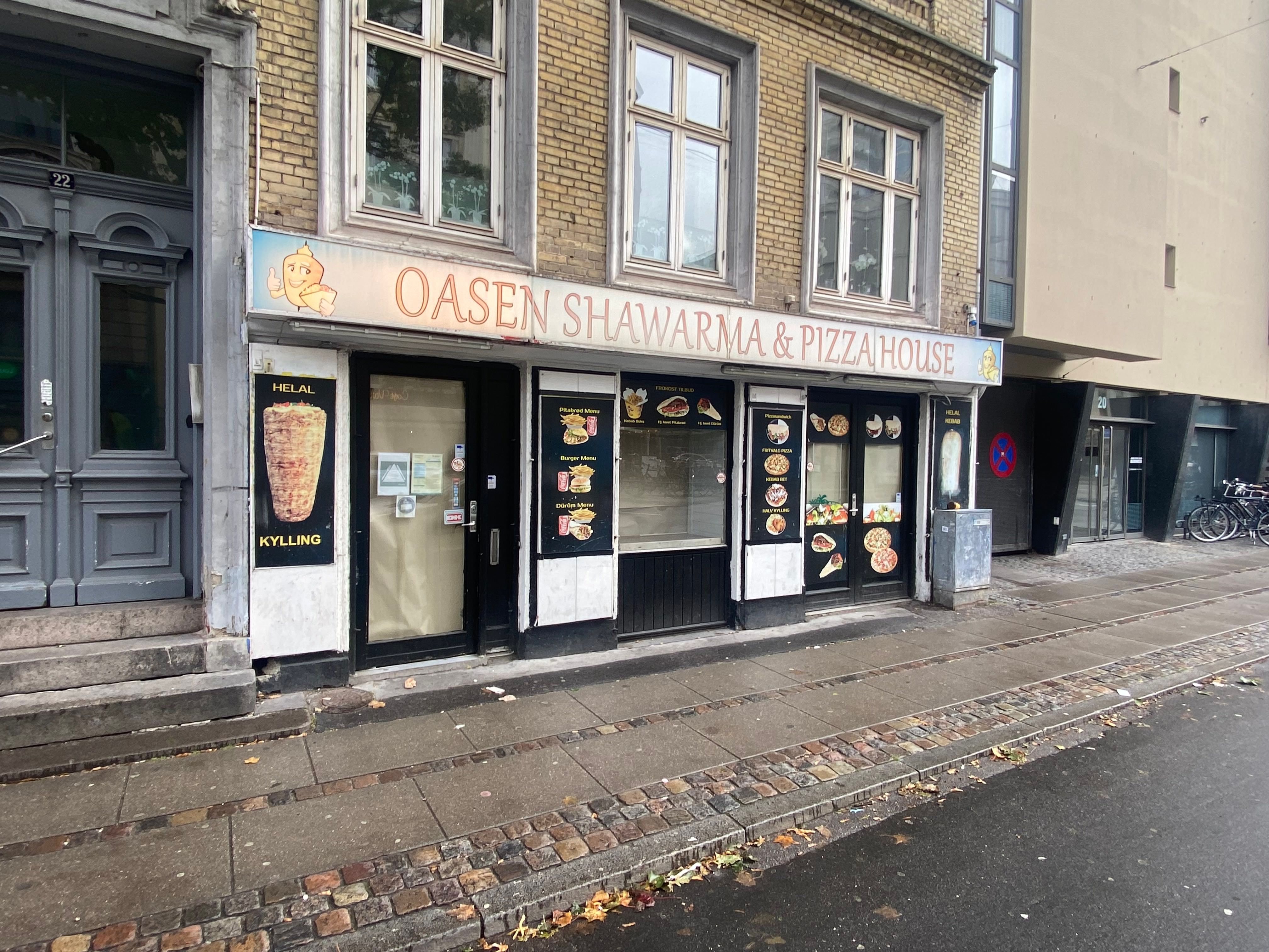 Take-away med shawarma og pizza i Frederiksberg. Lukket døre og glasvinduer. Hævet skrift med restaurantens navn og