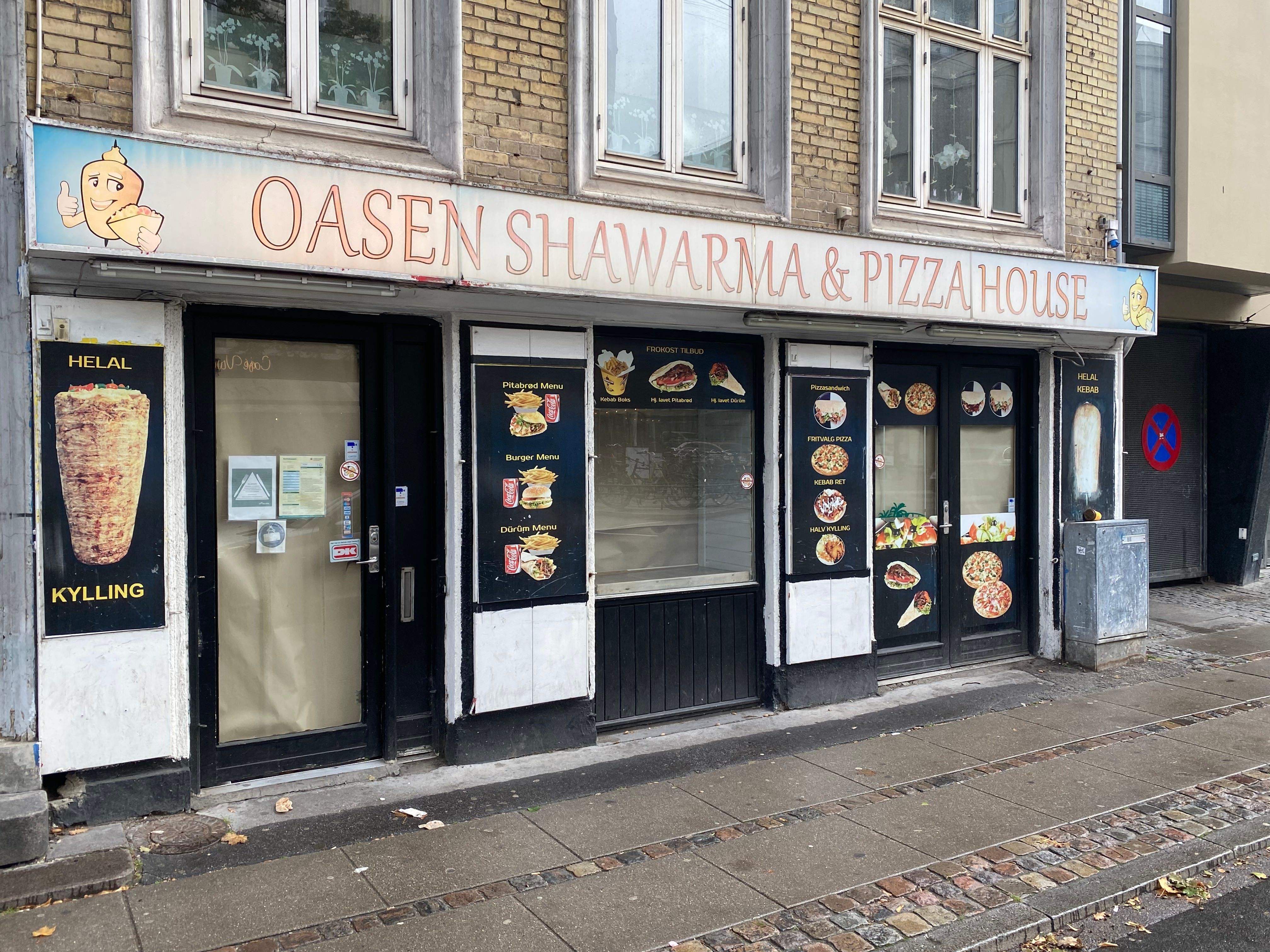 Take-away med pizza og shawarma i Frederiksberg. Et butiksvindue med skilte og menukort. Håndtegnede grafiske illustrationer