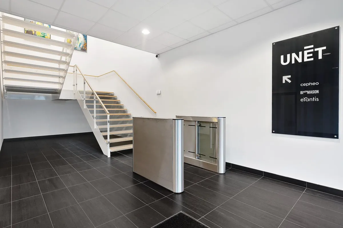 Lejlighed med gulvvarme, højt gulv og glasdøre i lobbyen. Marmorgulv, skrånende trapper og gulvvarme i trapperummet. Et