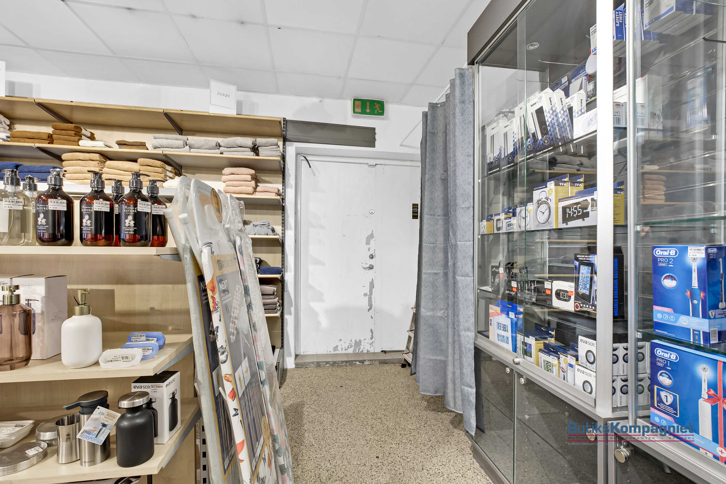 Forretningslokal med produkter og varer, herunder toiletartikler og tekstiler, samt en smykkeskab og udstillingsvisning af