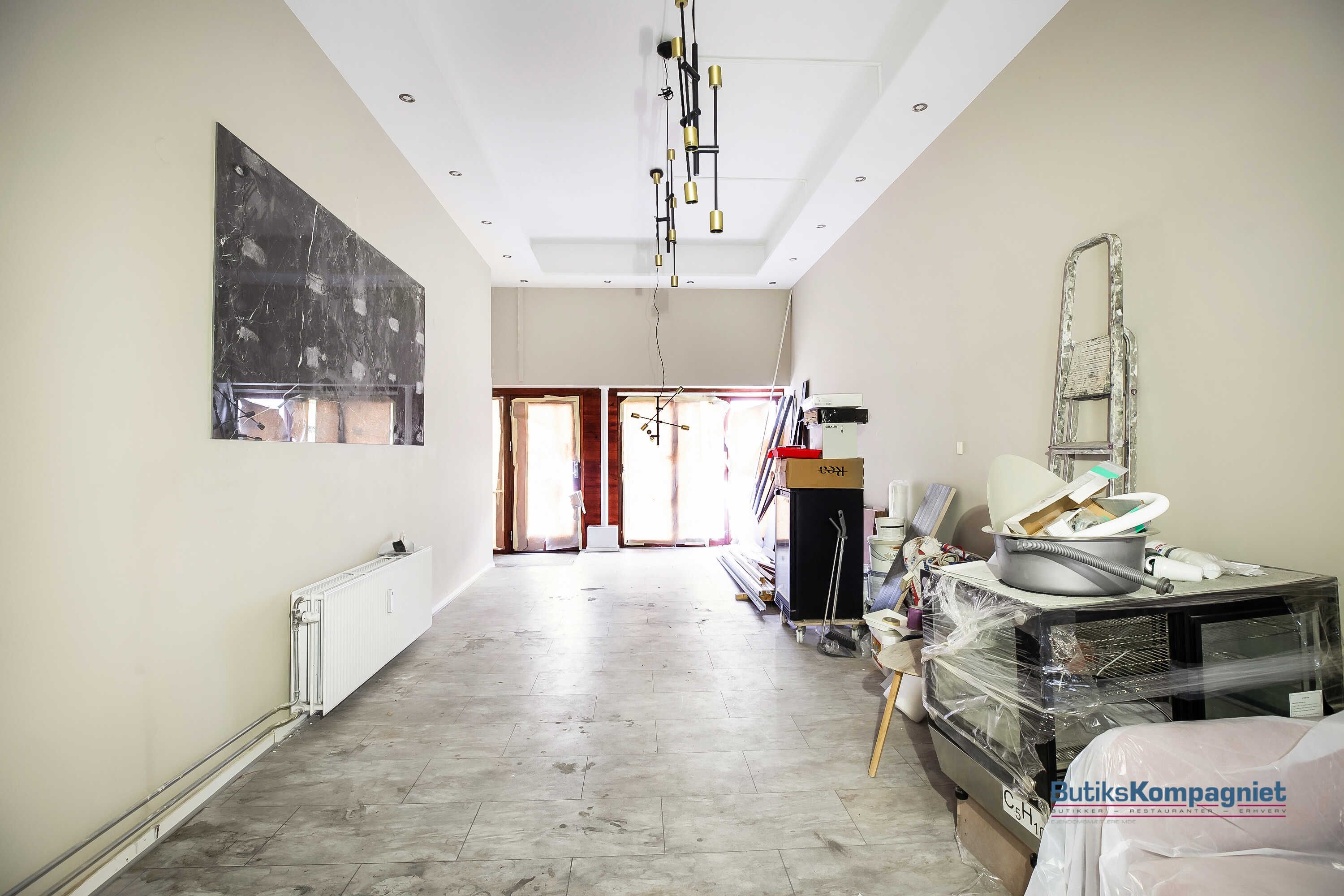 Lejlighed med nyere renovering i Glostrup til leje. Rummelige lokaler med moderne indretning og nye møbler og apparater.