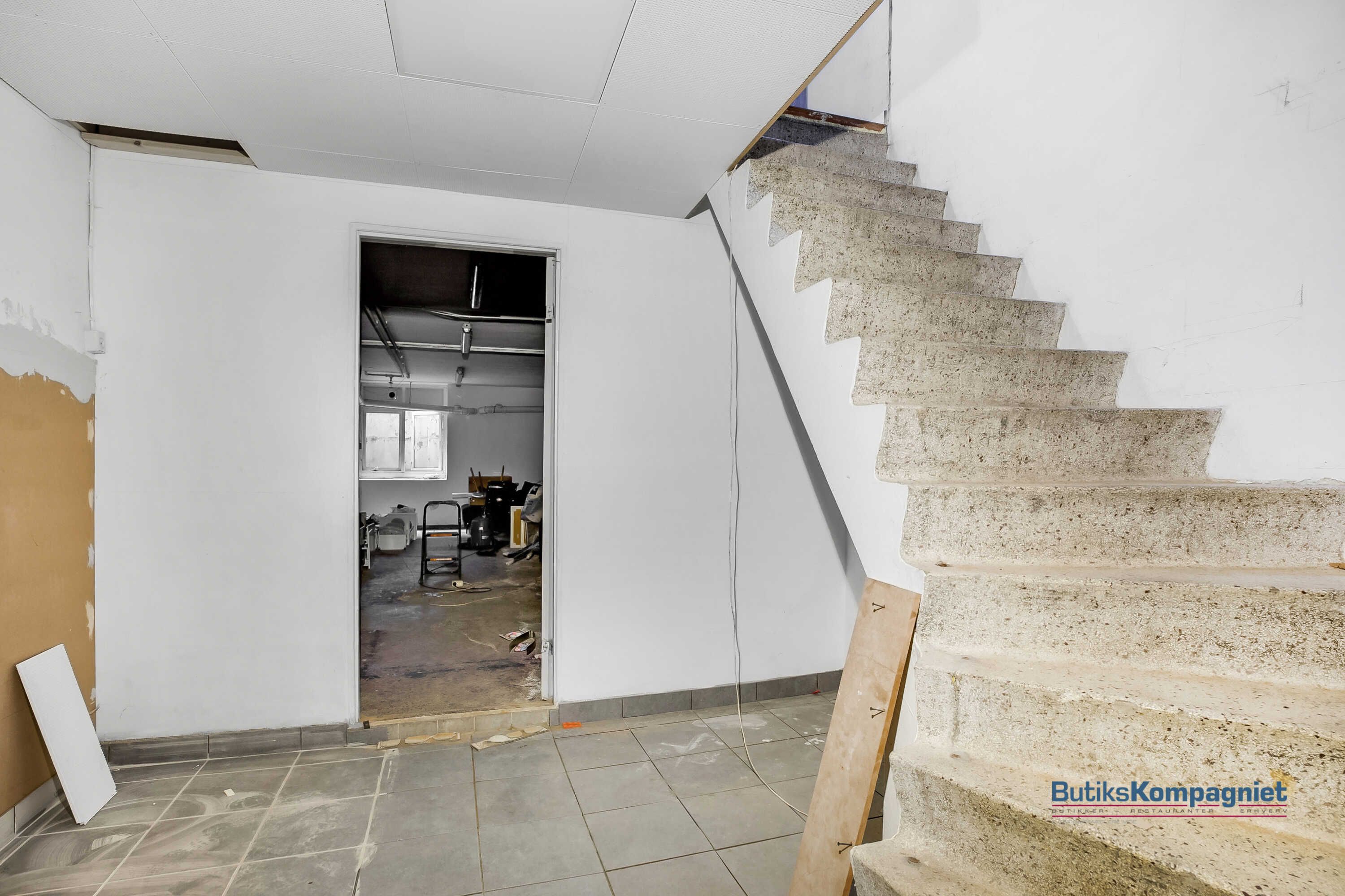 Under renovering er der åbning til kælderen, og der er installeret nyt gulv og trapper