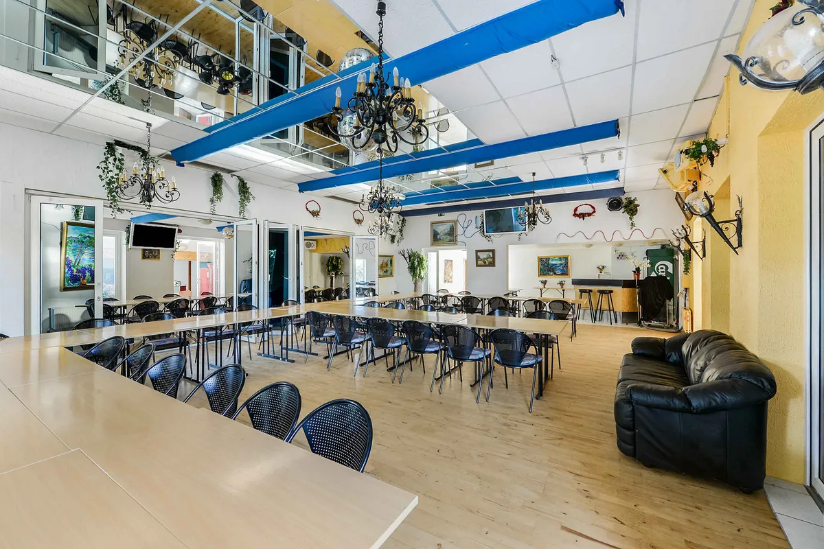 Lokaler til restaurant med lyse interiører og moderne anretter køkken med lyse, trægulve og køkkeninventar