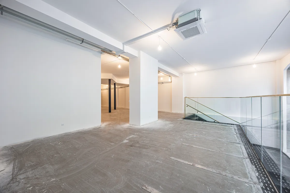 Ledig og velbeliggende butikslejemål med glasgulv og stående glasvægge, samt store, lyse og åbne områder