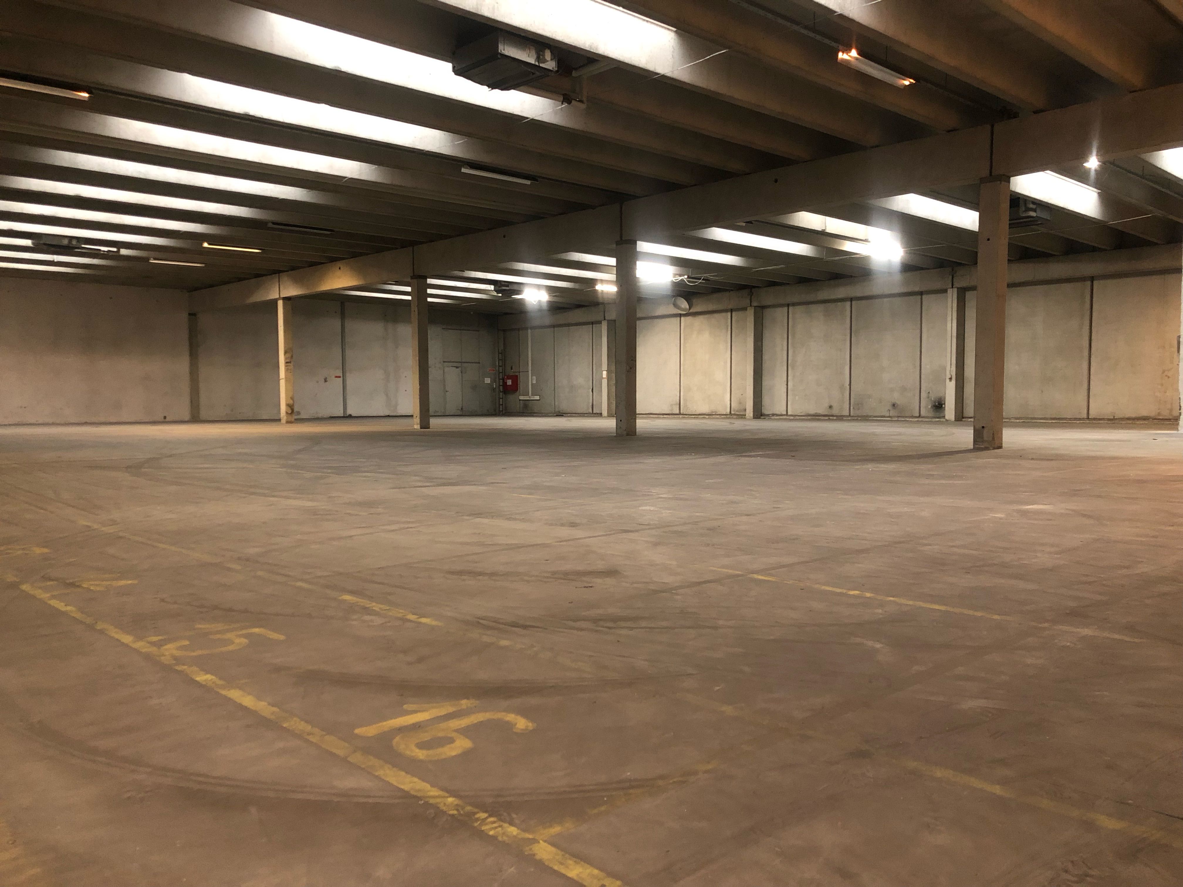 Regelmæssigt lagerlejemål med nummer 16 og 35 på gult. Lejemålet er indrettet med store gulve og lyse lofter samt flere høje