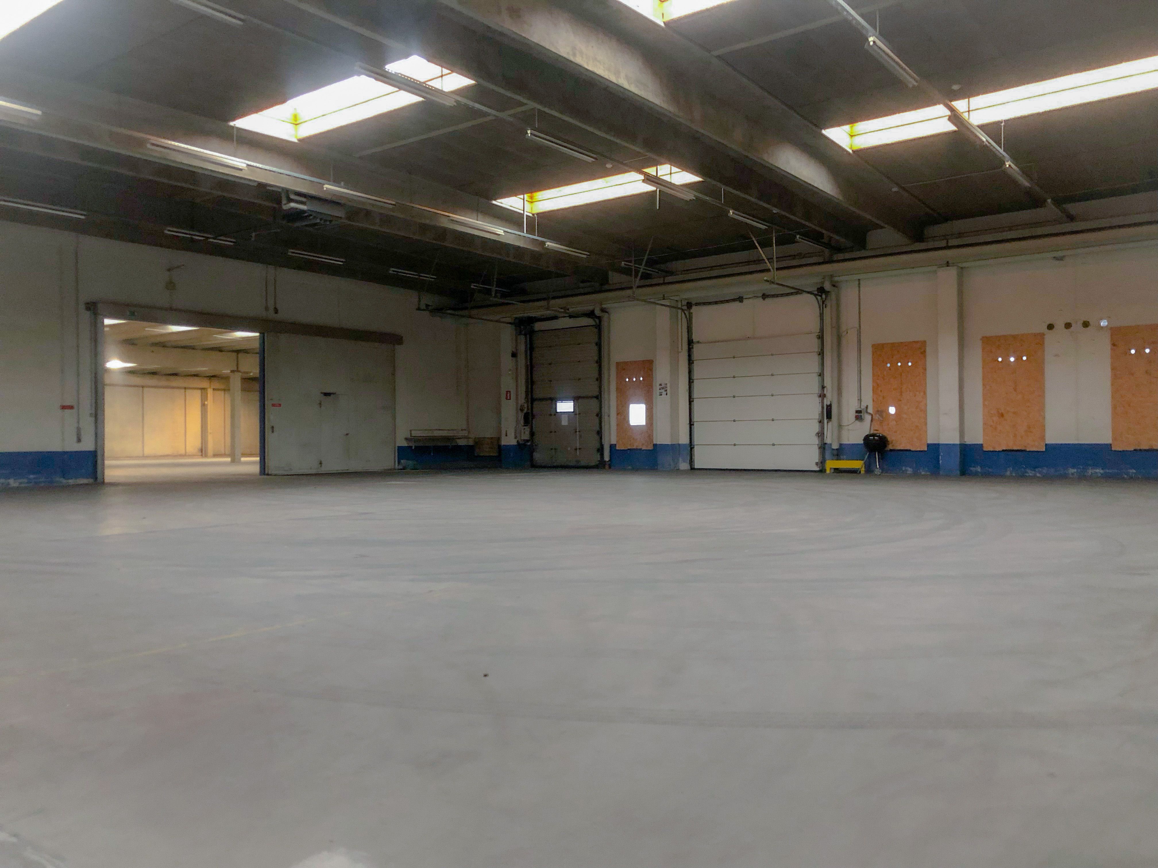 Lagerlejemål med store åbne områder, store dore, højloft og lyse armaturer