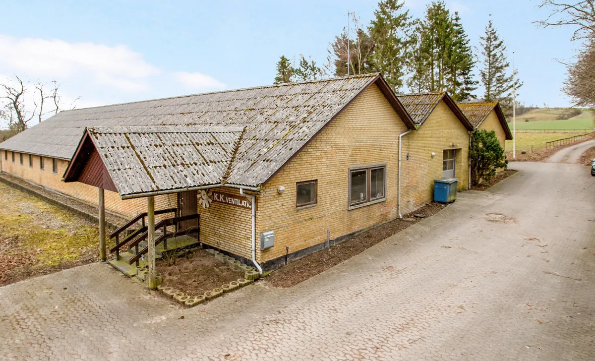 Forretningslokaler med garage og parkeringsplads til leje i Hadsten med smukke omgivelser og let adgang til motorvejen